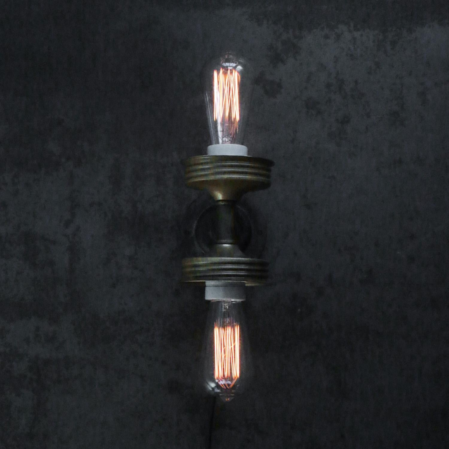 Verre dépoli Laiton Vintage Fonte Appliques doubles Lights en vente 3