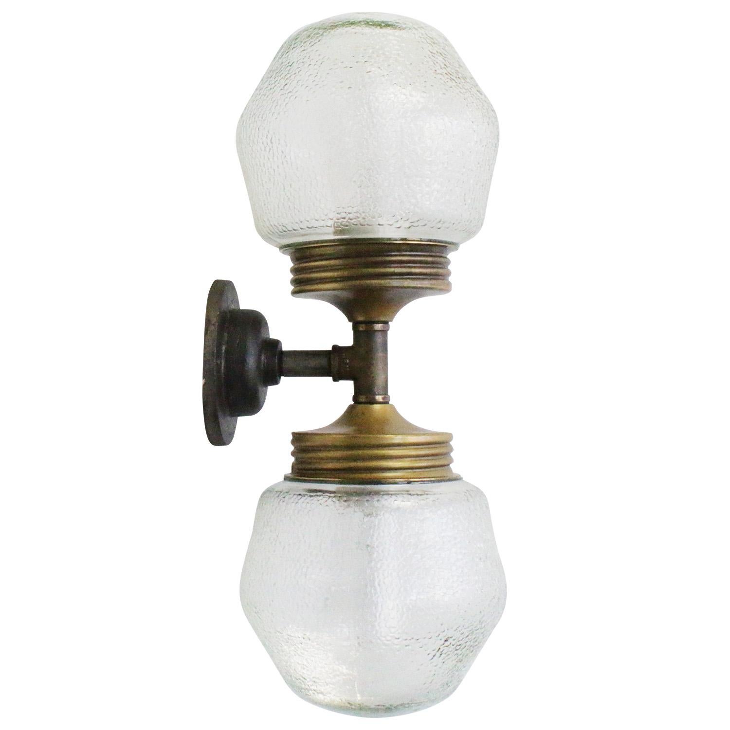 Mid-Century Modern Verre dépoli Laiton Vintage Fonte Appliques doubles Lights en vente