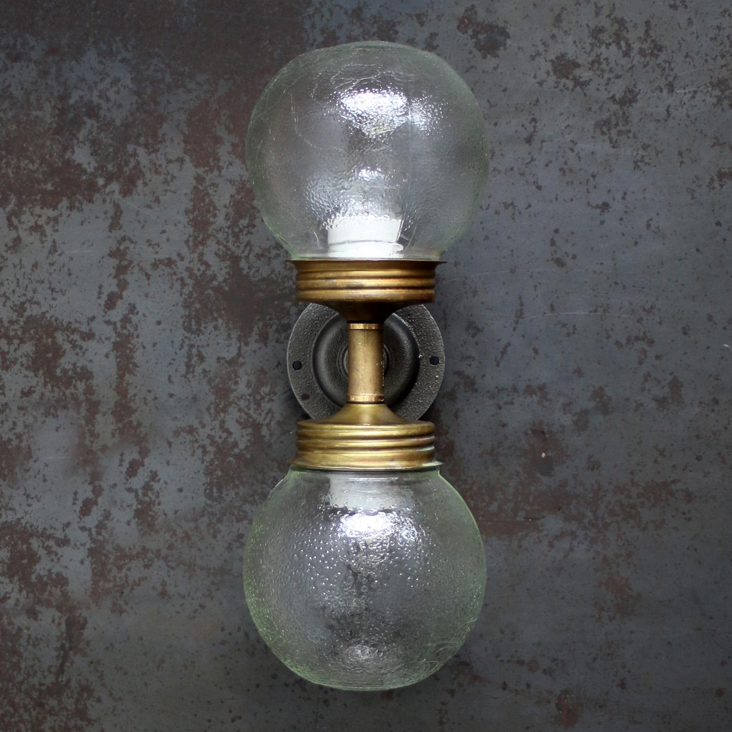 Mattglas Messing Vintage Gusseisen Double Sconces Wall Lights (Moderne der Mitte des Jahrhunderts) im Angebot