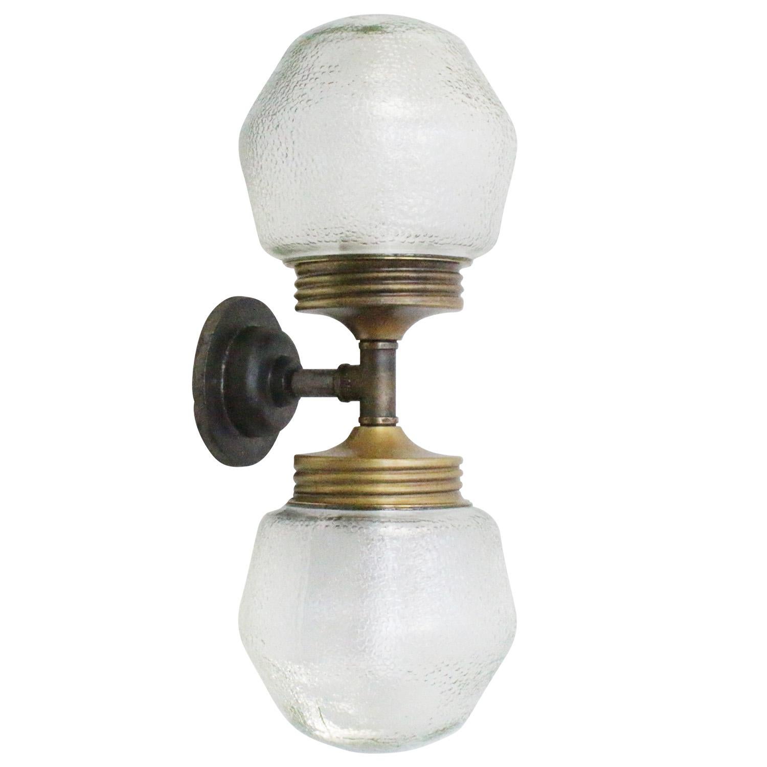 Moulage Verre dépoli Laiton Vintage Fonte Appliques doubles Lights en vente