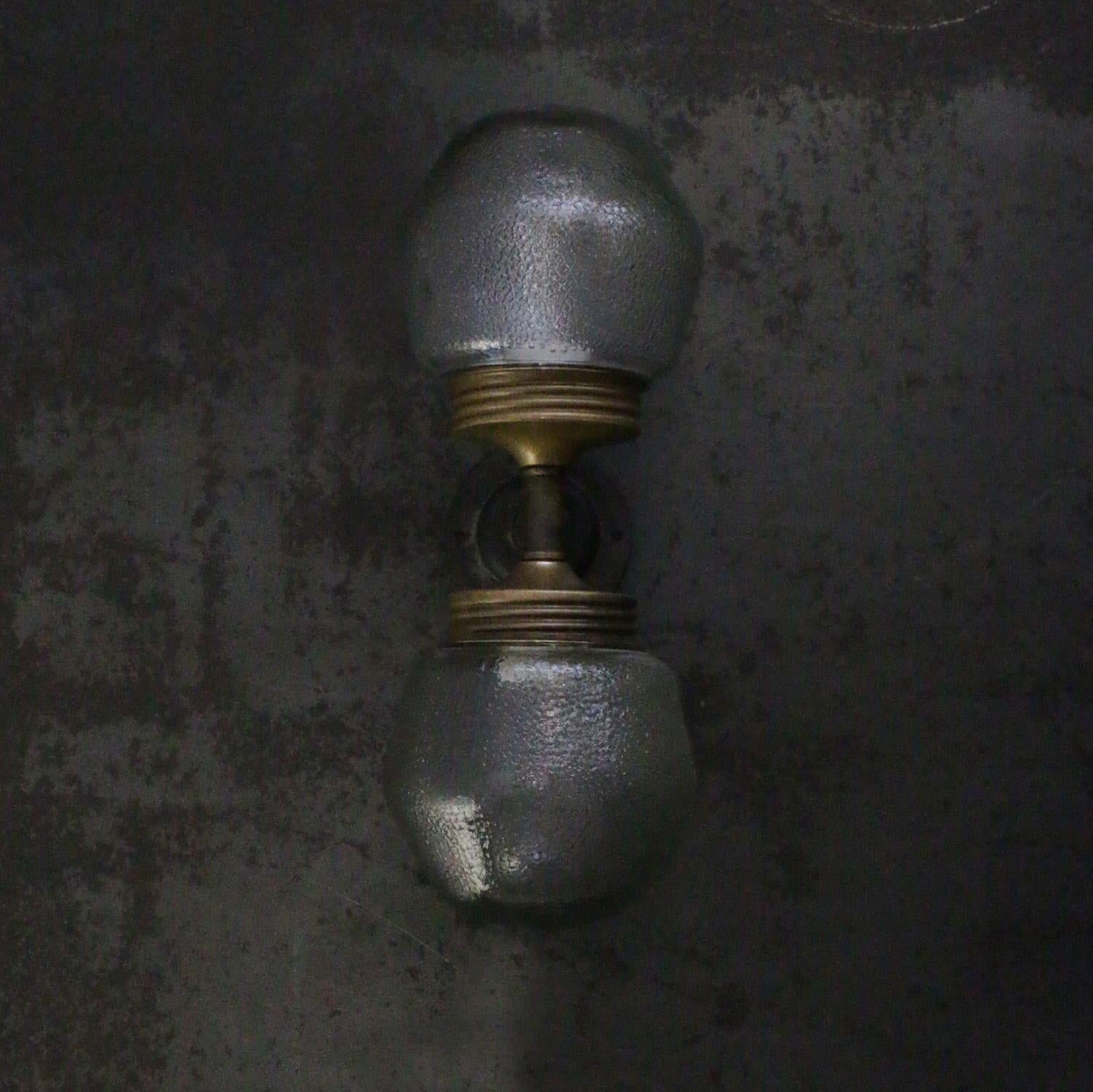Verre dépoli Laiton Vintage Fonte Appliques doubles Lights Bon état - En vente à Amsterdam, NL