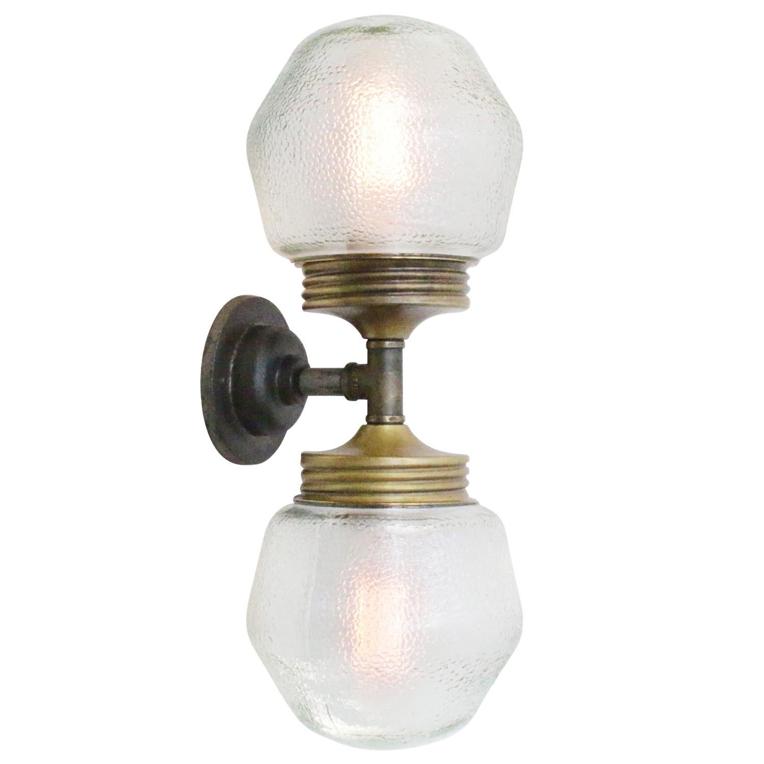 20ième siècle Verre dépoli Laiton Vintage Fonte Appliques doubles Lights en vente