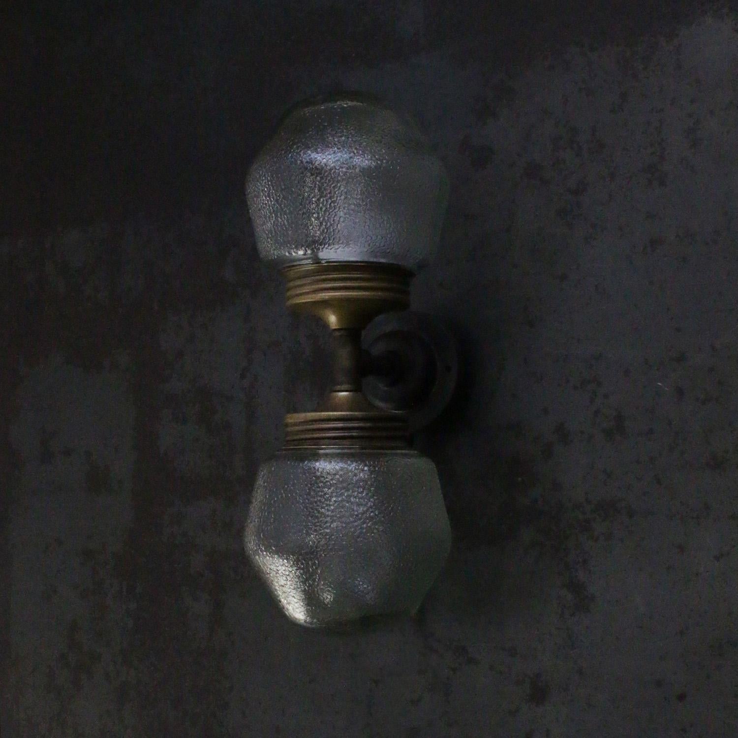 Verre dépoli Laiton Vintage Fonte Appliques doubles Lights en vente 1