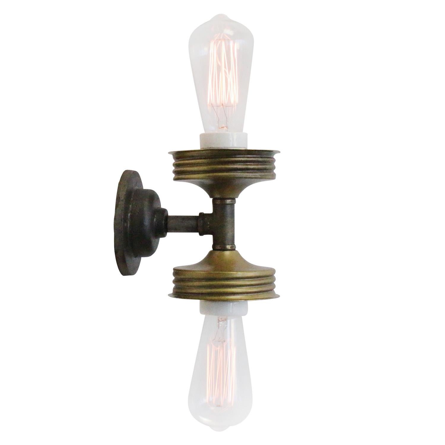Verre dépoli Laiton Vintage Fonte Appliques doubles Lights en vente 2