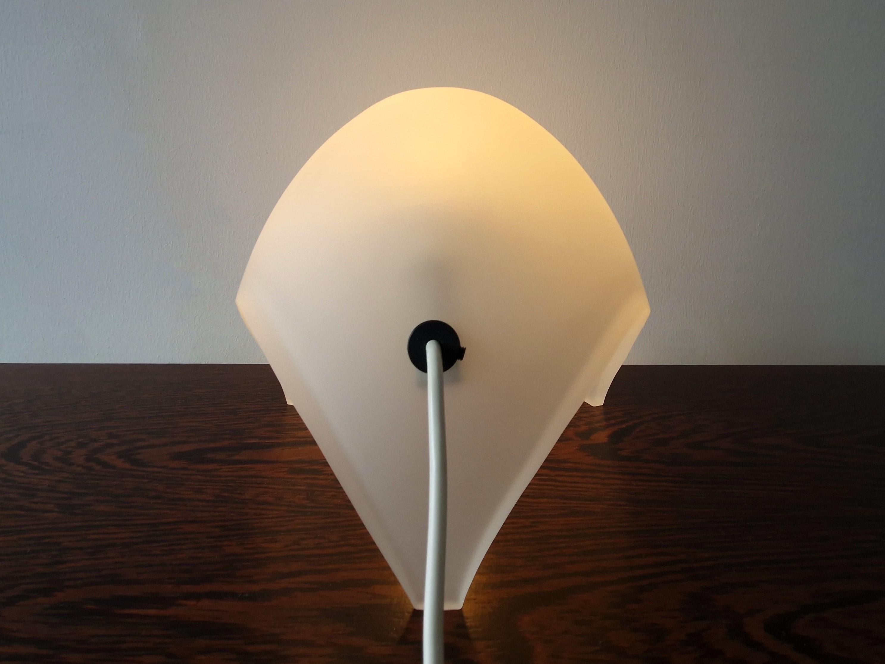 Glass Frosted glass 'Coque' table lamp for Martinelli Luce, Italy 1970s For Sale