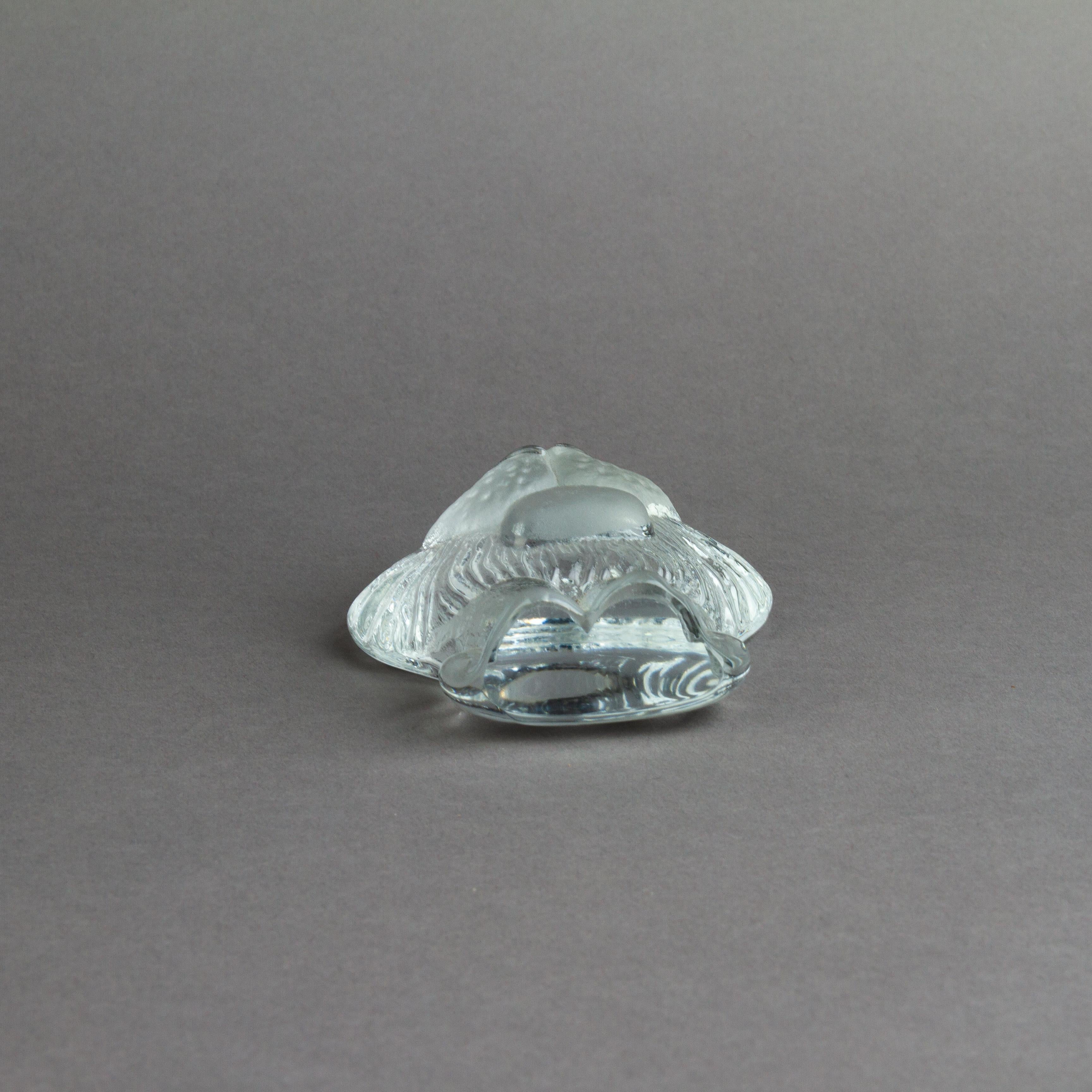 Frosted Glass Intaglio Paperweight Sculpture of a Lion  For Sale 1