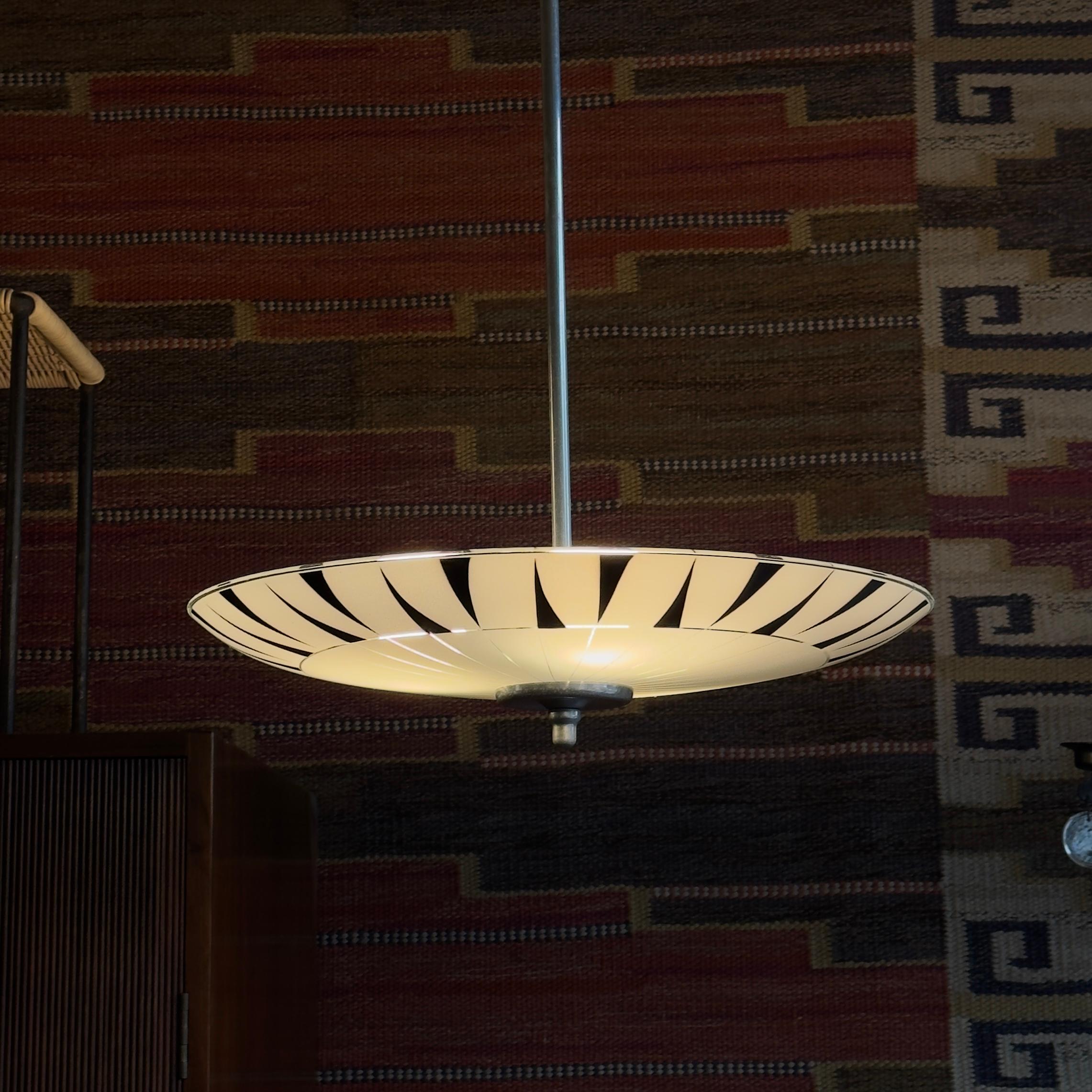 Una lampada a sospensione in vetro satinato prodotta da Napako, Praga, negli anni '60. Questo tipo di lampada a sospensione in vetro era tipica del tipo di illuminazione prodotta da Napako tra la fine degli anni Cinquanta e l'inizio degli anni