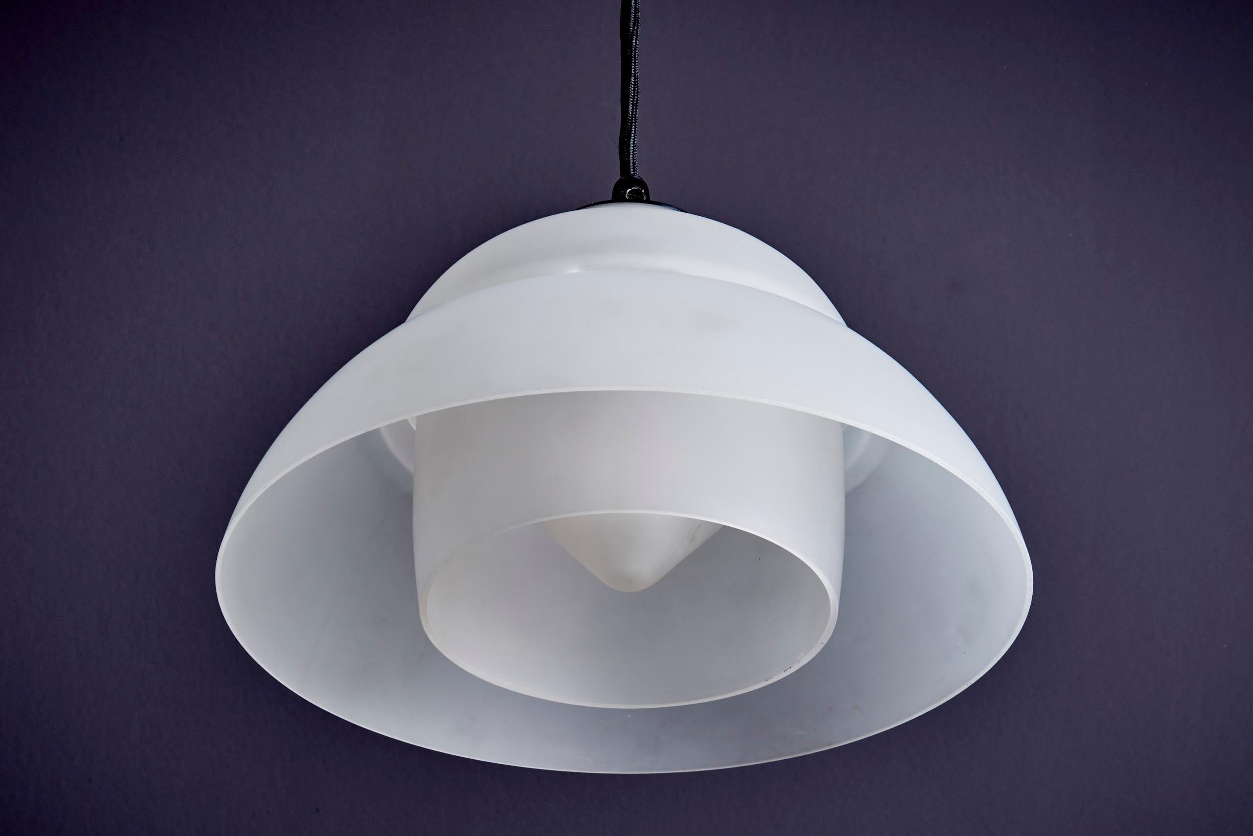 Scandinave moderne Pendentif en verre dépoli en vente