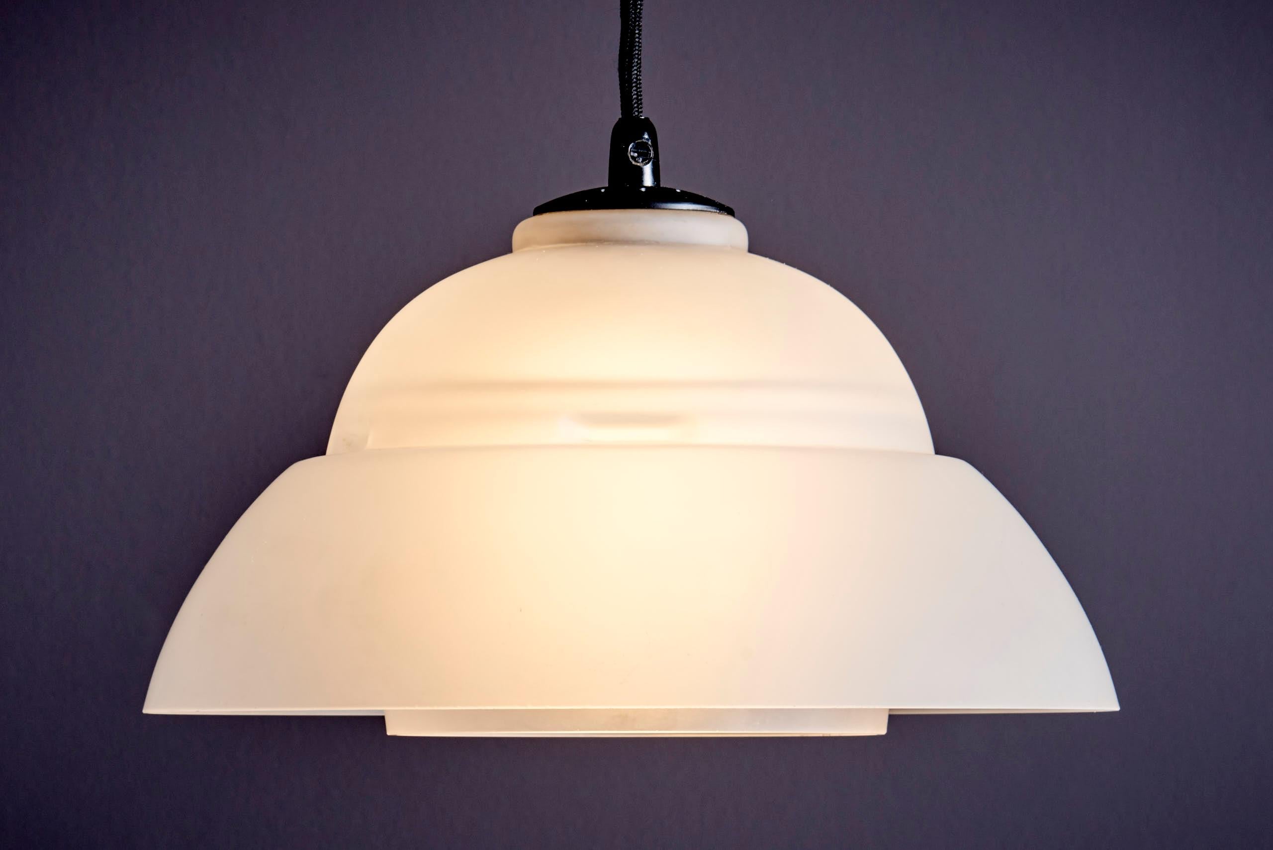 Milieu du XXe siècle Pendentif en verre dépoli en vente