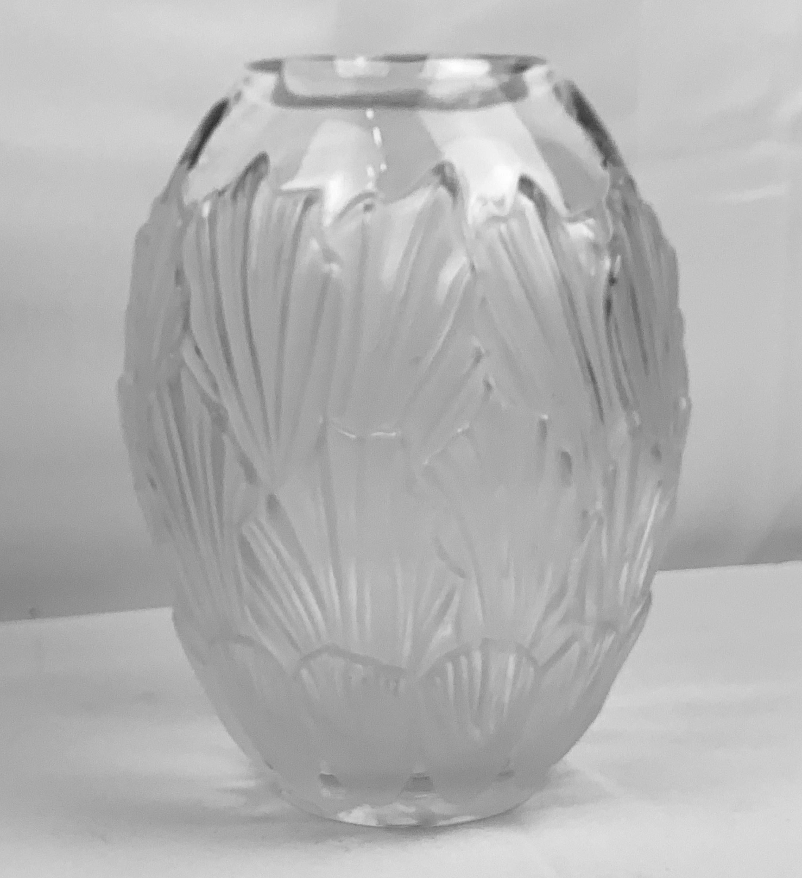 Milieu du XXe siècle Vase en verre dépoli Sandrift signé Scribe de Lalique, France en vente