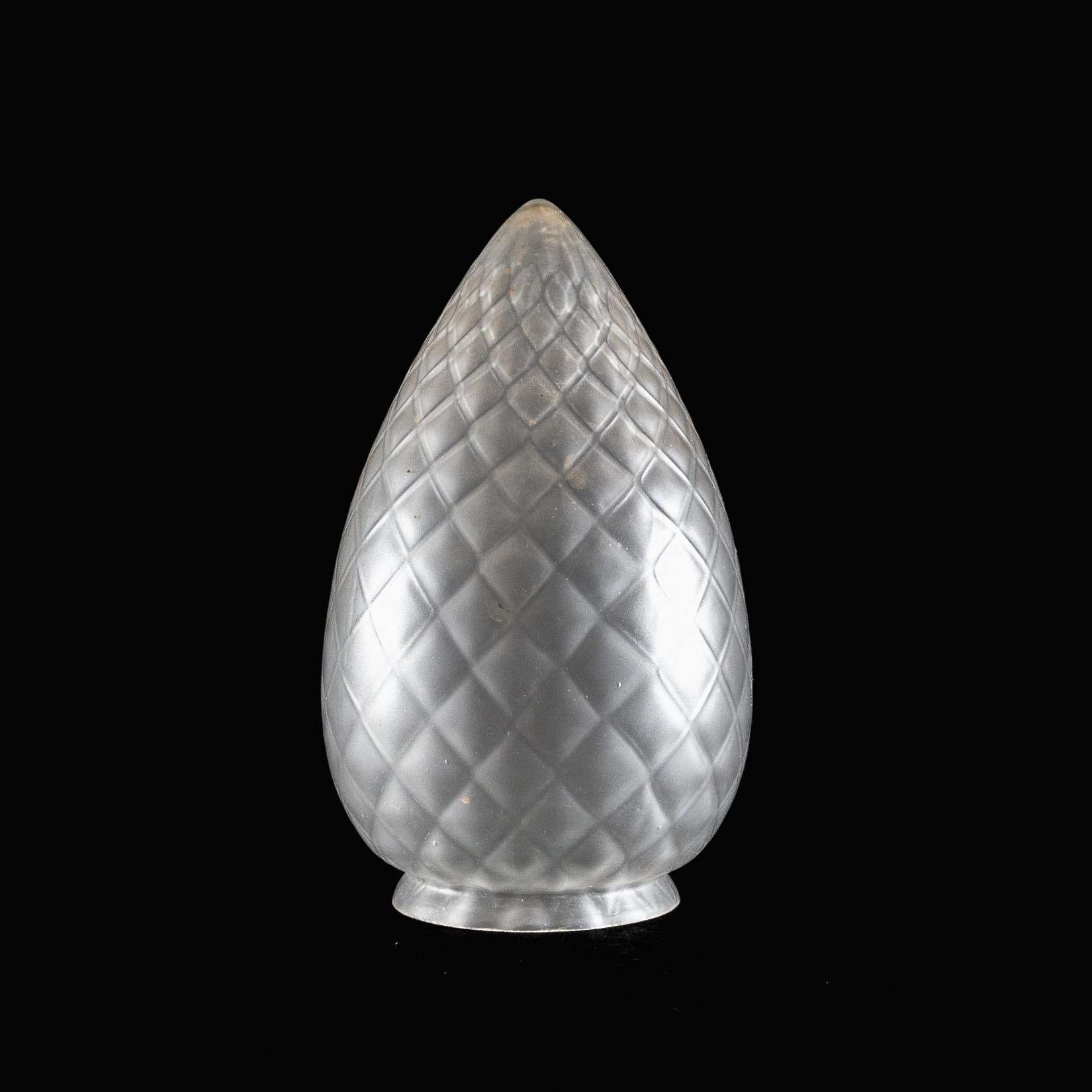 Paralume in vetro smerigliato con motivo trapuntato a diamante e forma a goccia affusolata
Diametro della galleria o del foro del paralume: 8cm/3.15