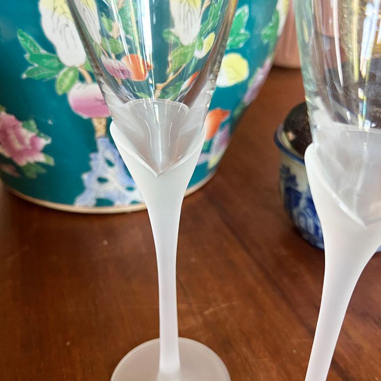 XX secolo Flauti da champagne Tulipano in vetro smerigliato - Una coppia in vendita