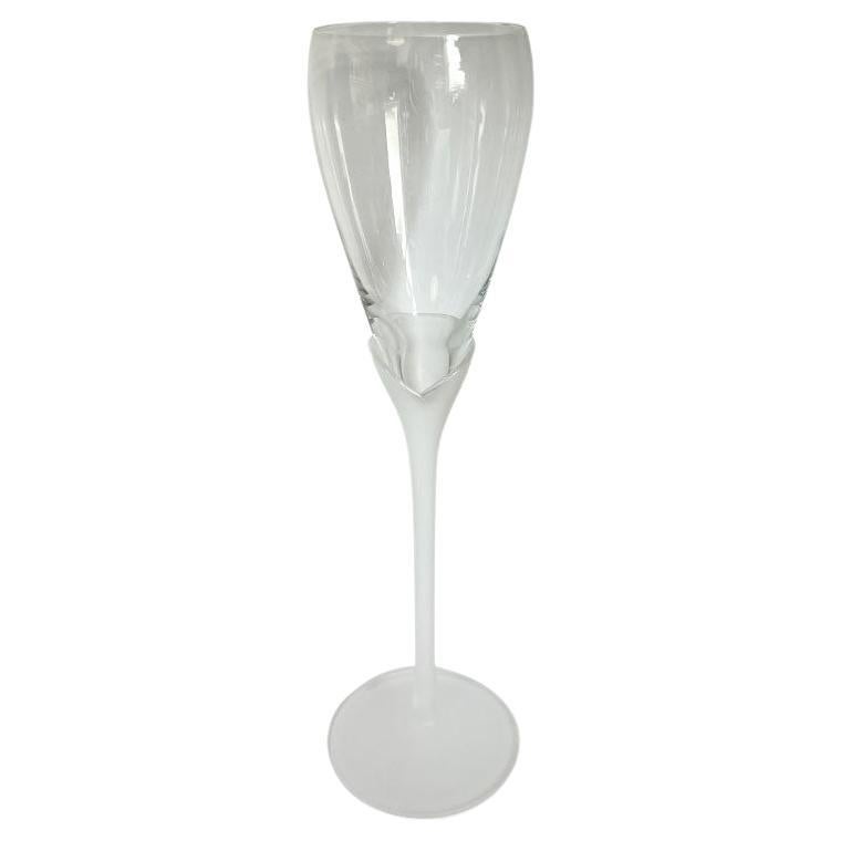 Una coppia di due flauti a tulipano in vetro smerigliato. Questa coppia sarà un regalo meraviglioso per una padrona di casa o per gli sposi. Ogni bicchiere è alto e presenta una base smerigliata. Il corpo, dal gambo in su, è in vetro satinato e