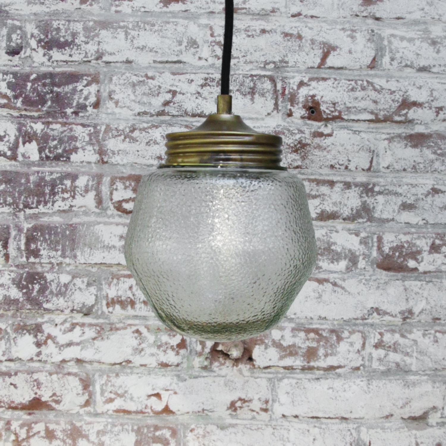 Lampes à suspension industrielles vintage en verre dépoli Bon état - En vente à Amsterdam, NL
