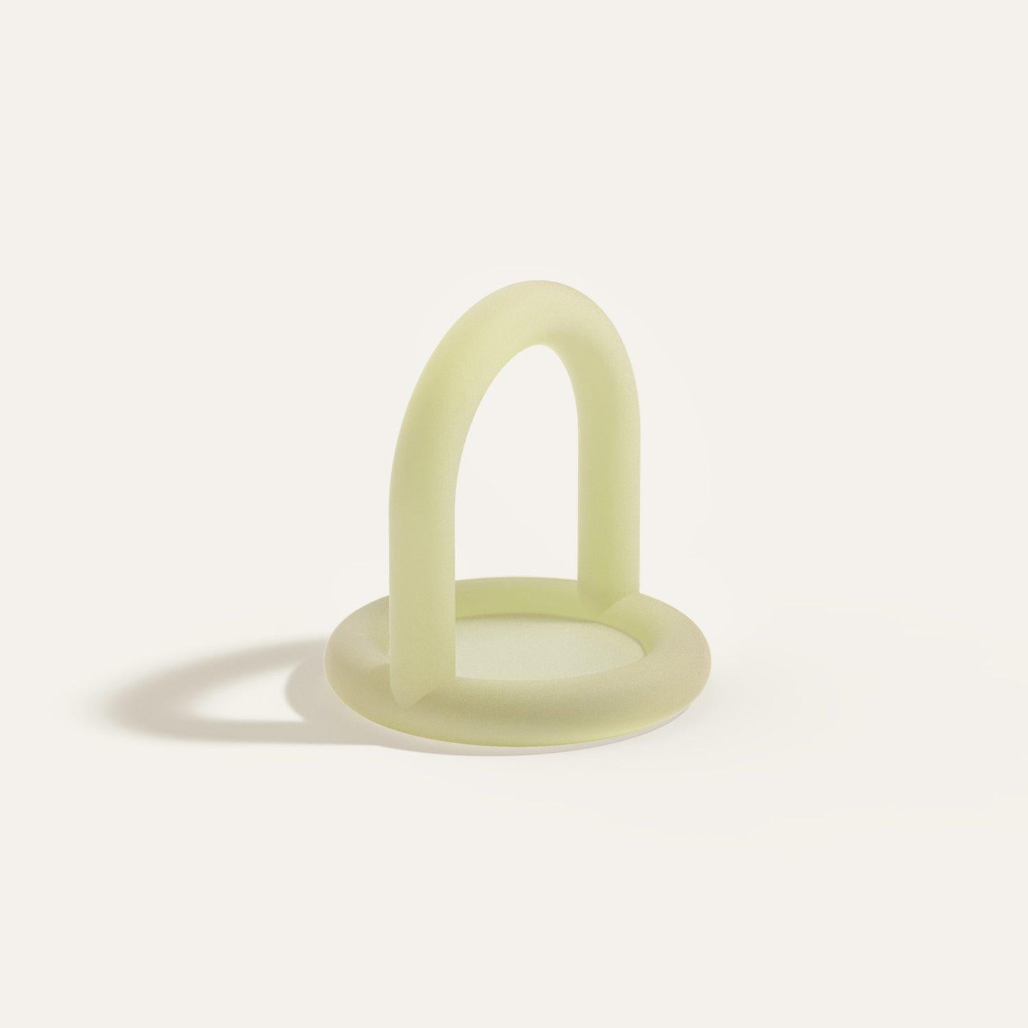 Bol Frooot vert givré par Maha Alavi Studio
Dimensions : D 30 x H 33 cm
MATERIAL : Résine.

Maha Alavi est une designer industrielle canadienne basée à Tokyo. Sa pratique vise à explorer le contexte par le biais de la connexion et de la création, en