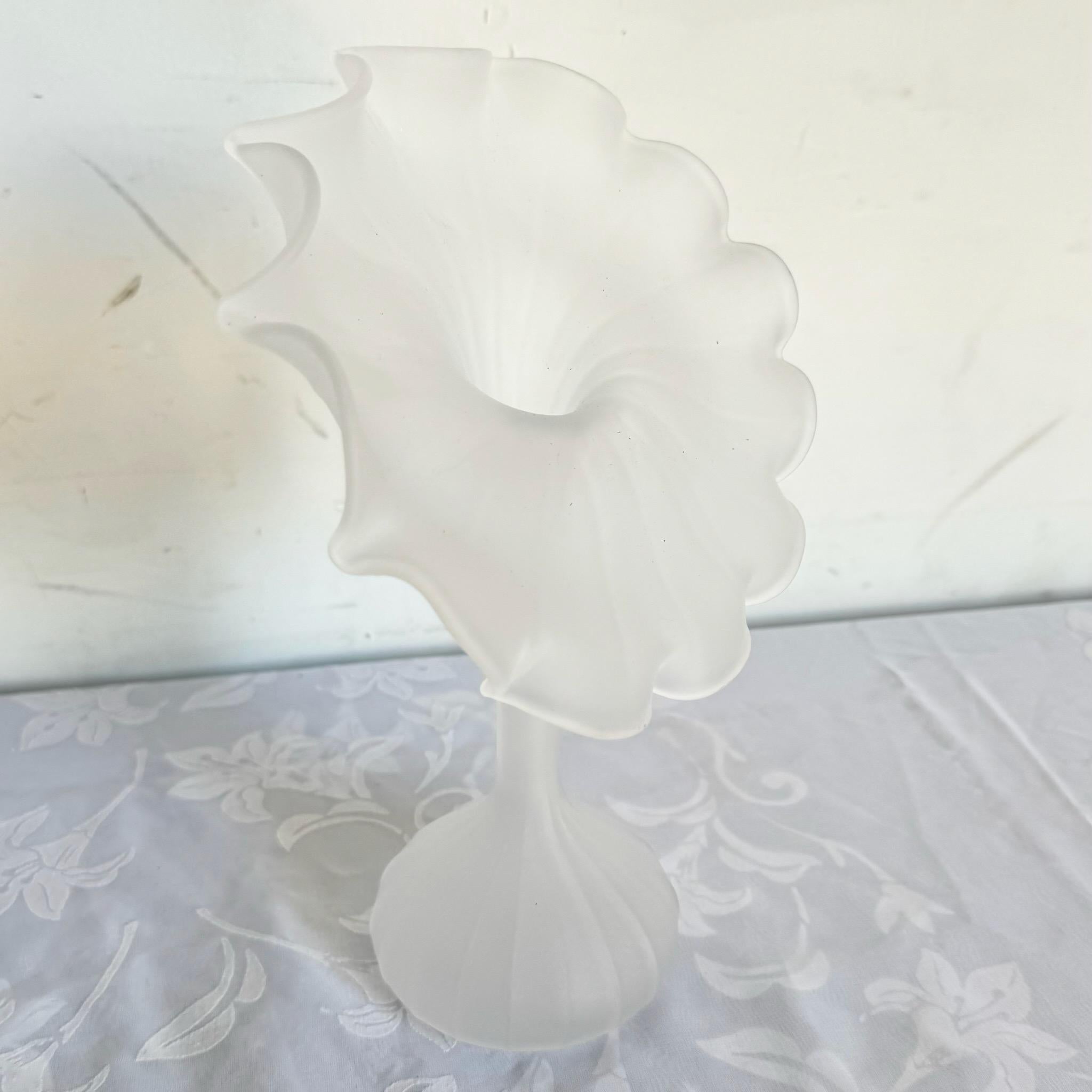Ce vase Jack-in-the-Pulpit en verre dépoli soufflé à la main par Leonardo Handarbeit est un exemple stupéfiant de travail artisanal. Sa forme unique et sa finition givrée créent une forme élégante et organique qui complète magnifiquement tout