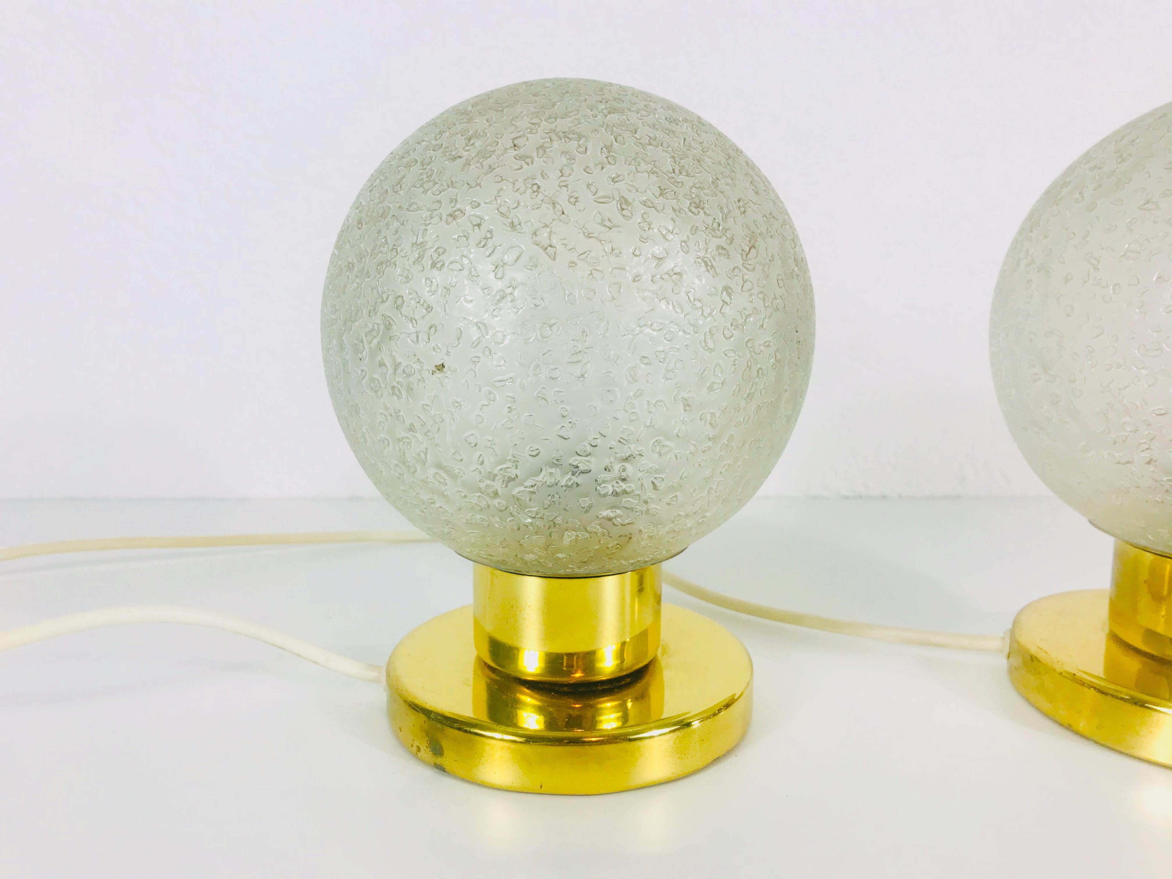 Ein schönes Paar Tischlampen von Doria, hergestellt in Deutschland in den 1970er Jahren. Sie haben einen Sockel aus Messing und die Glasschirme sind aus gefrostetem Eisglas gefertigt. Sie sind in sehr gutem Zustand.

Die Leuchte benötigt eine