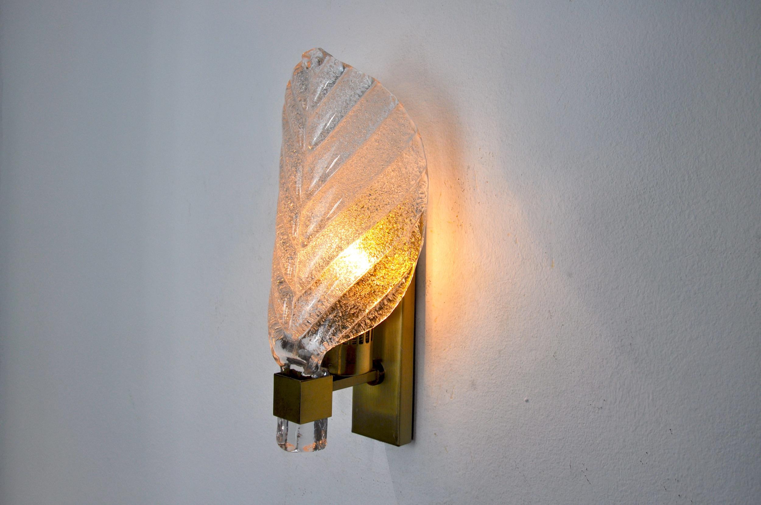 Superb wall lamp in frosted murano glass, designated and produced in italy in the 1970s.

Wall lamp means leaf-shaped supported by a golden metal structure.

Unique object that will illuminate wonderfully and bring a real design touch to your