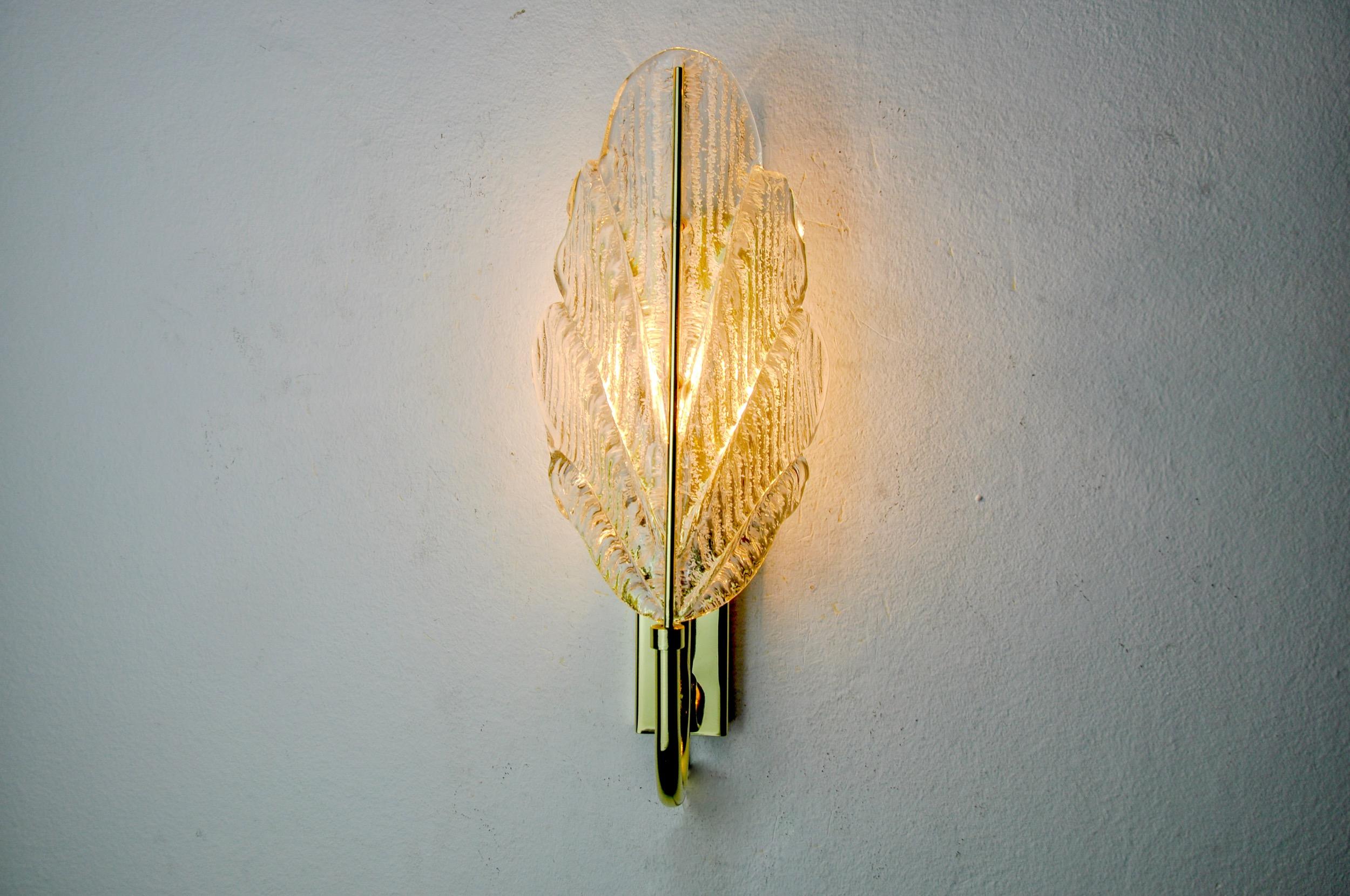 Very beautiful wall lamp designated and produced in italy in the 70s. Frosted murano glass crystal representing a gilded metal leaf and structure. Unique object that will illuminate wonderfully and bring a real design touch to your interior.