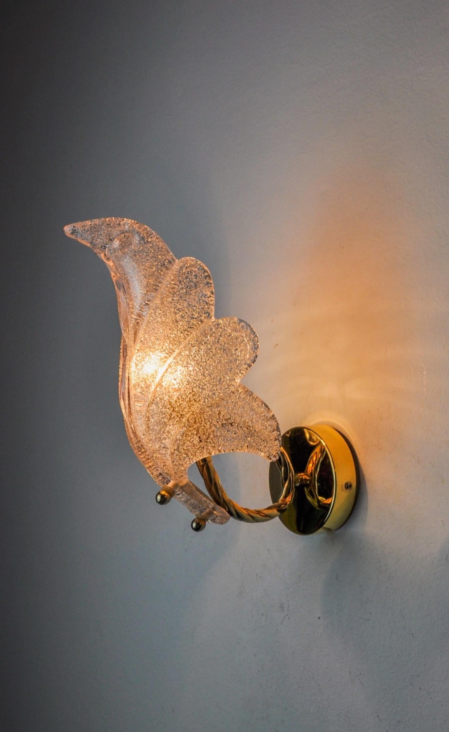 Very beautiful leaf wall lamp designed and produced in Italy in the 70s. Frosted Murano glass crystal representing a leaf and gold metal structure. Unique object that will illuminate wonderfully and bring a real designer touch to your interior.