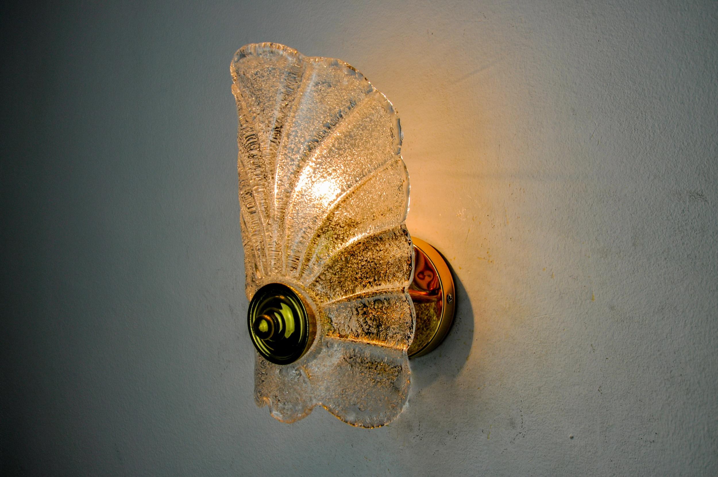 Very beautiful leaf wall lamp designed and produced in Italy in the 70s. Frosted Murano glass crystal representing a leaf and gold metal structure. Unique object that will illuminate wonderfully and bring a real designer touch to your interior.