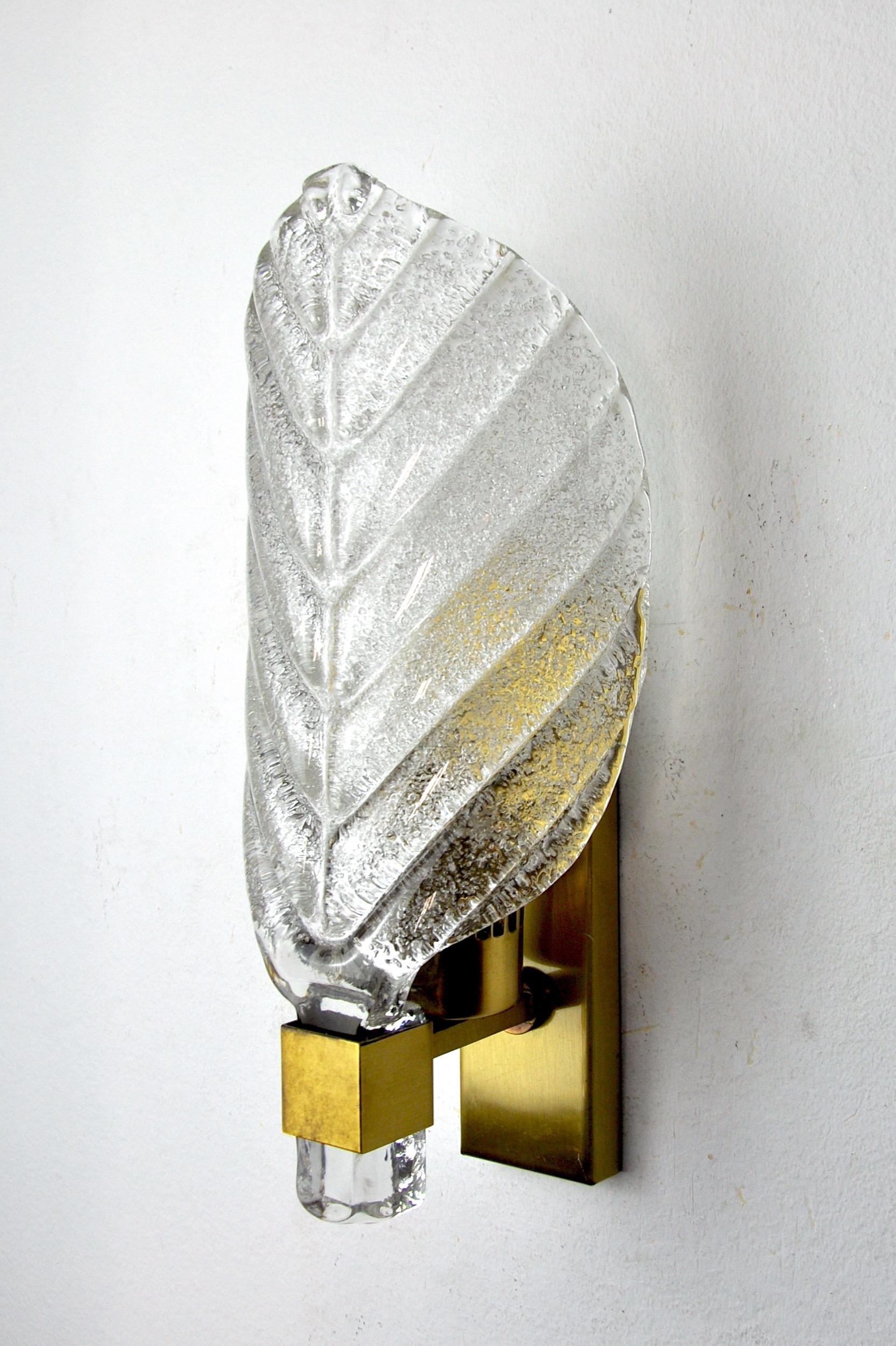 Hollywood Regency Frosted Leaf Wall Lamp, Murano Glass, Italy, circa1970 For Sale