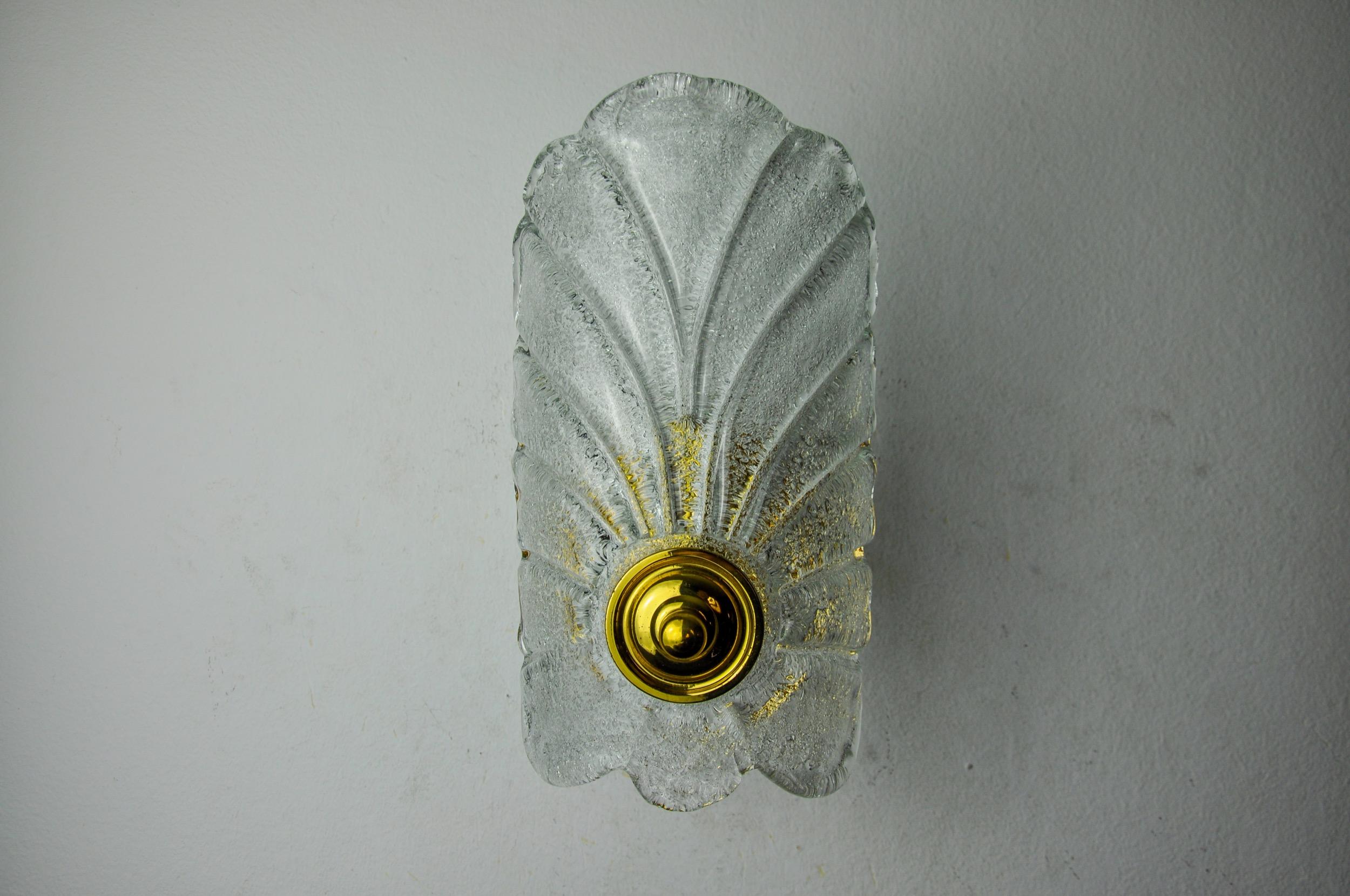 Hollywood Regency Frosted leaf wall lamp, murano glass, Italy, 1970 For Sale