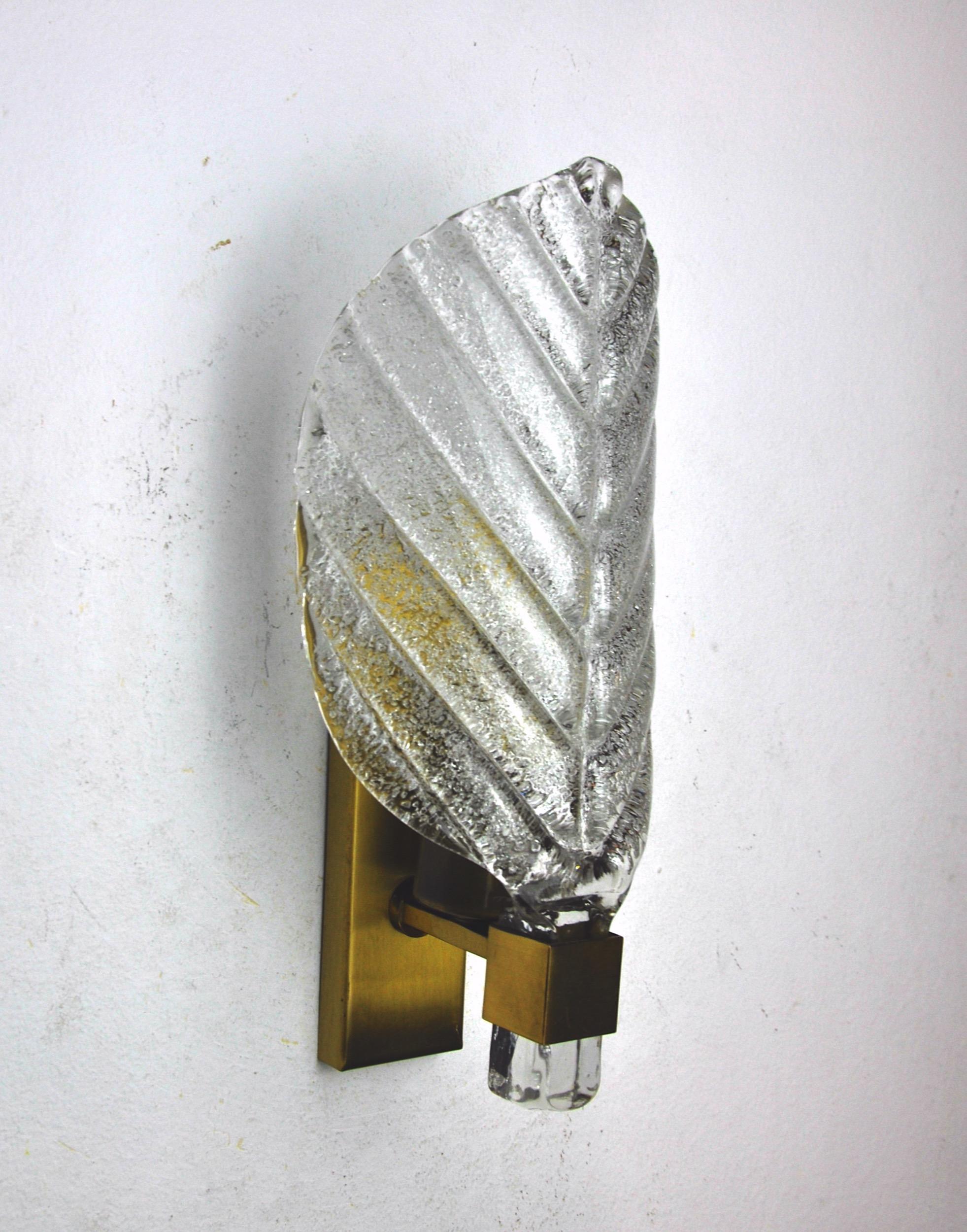 Frosted Leaf Wall Lamp, Murano Glass, Italy, circa1970 In Good Condition For Sale In BARCELONA, ES