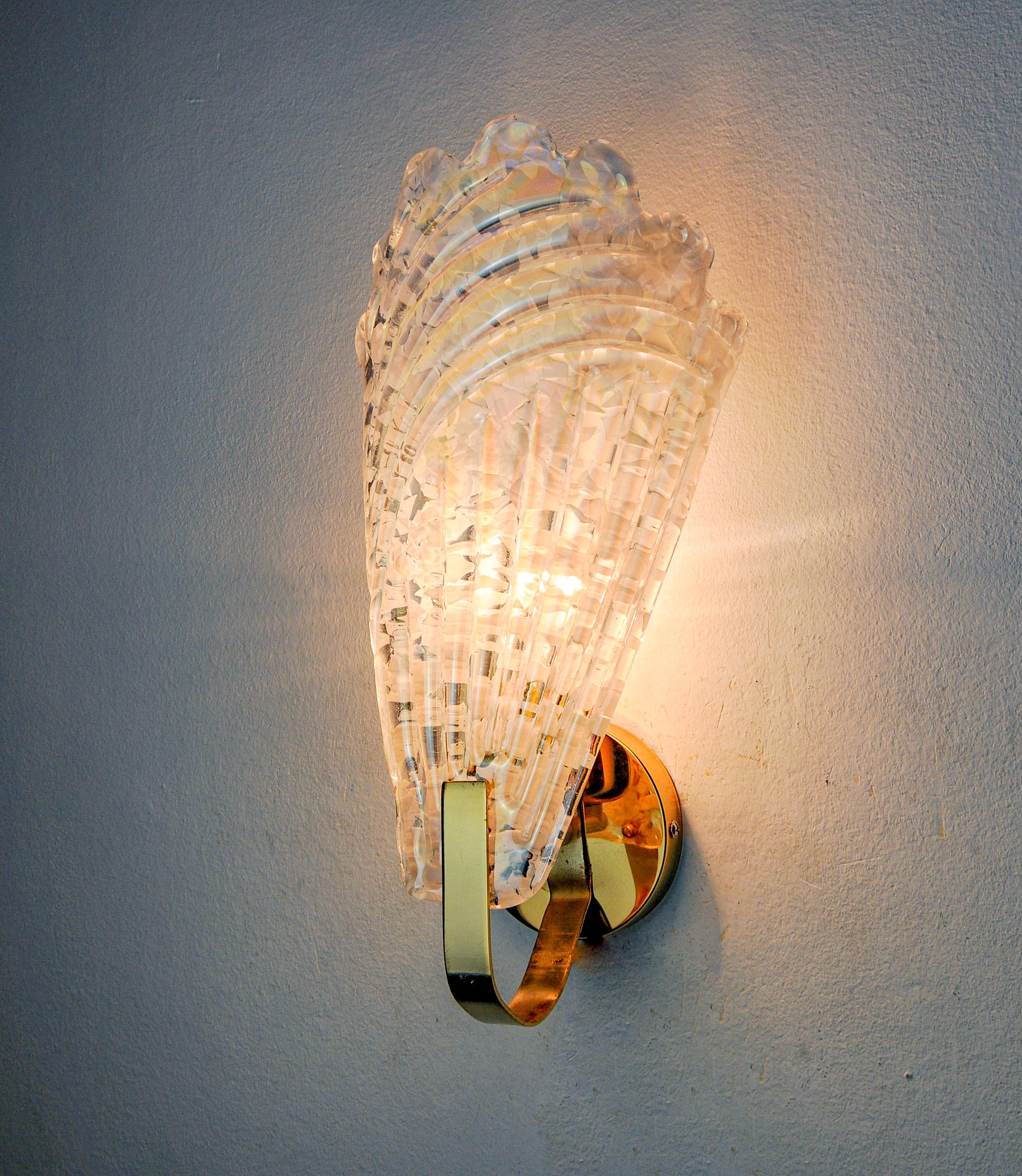 Très belle applique à feuilles conçue et produite en Italie dans les années 70. Cristaux en verre de Murano à effet dépoli en forme de feuille et structure en métal doré. Objet unique qui illuminera à merveille et apportera une véritable touche
