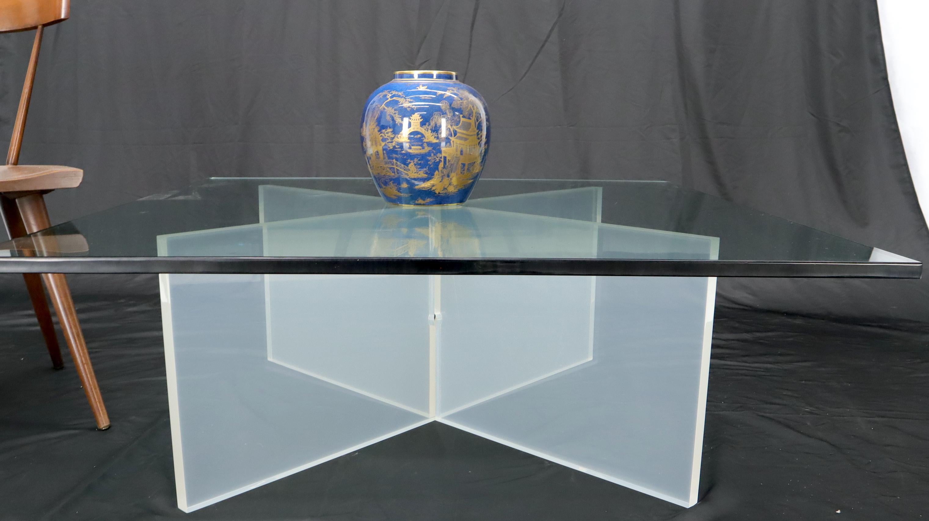 Table basse pliante en verre, de style moderne du milieu du siècle.