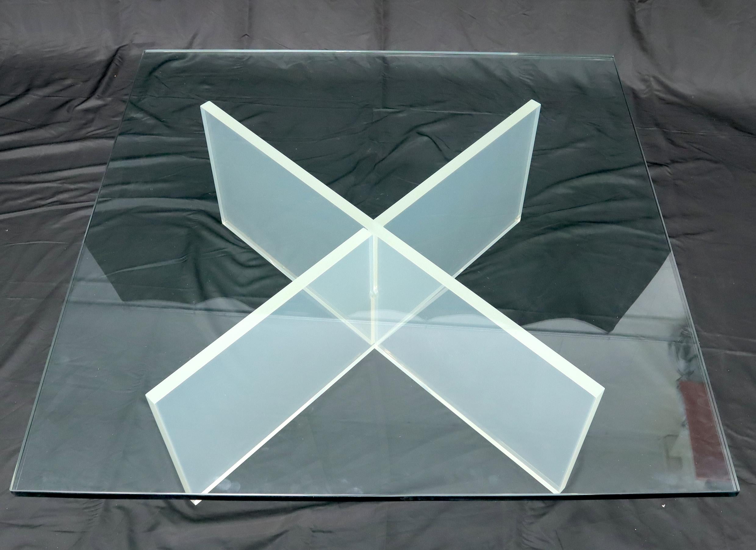 20ième siècle Table basse carrée en Lucite dépolie à base en X et plateau en verre en vente