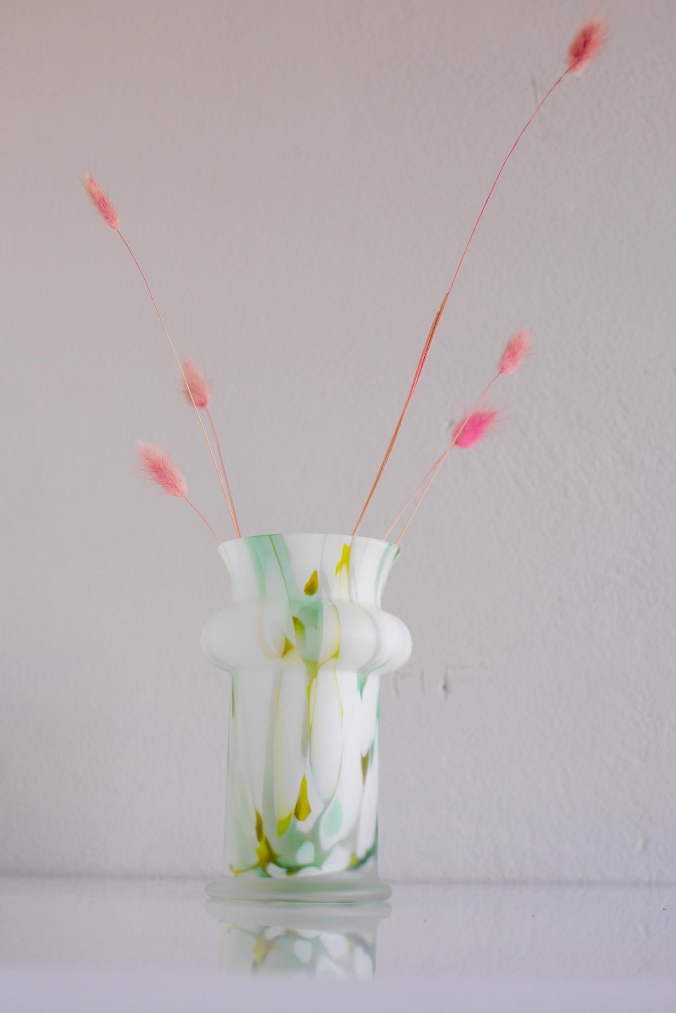 Vaso in vetro opalino multicolore smerigliato di Pukeberg, Svezia in vendita 3