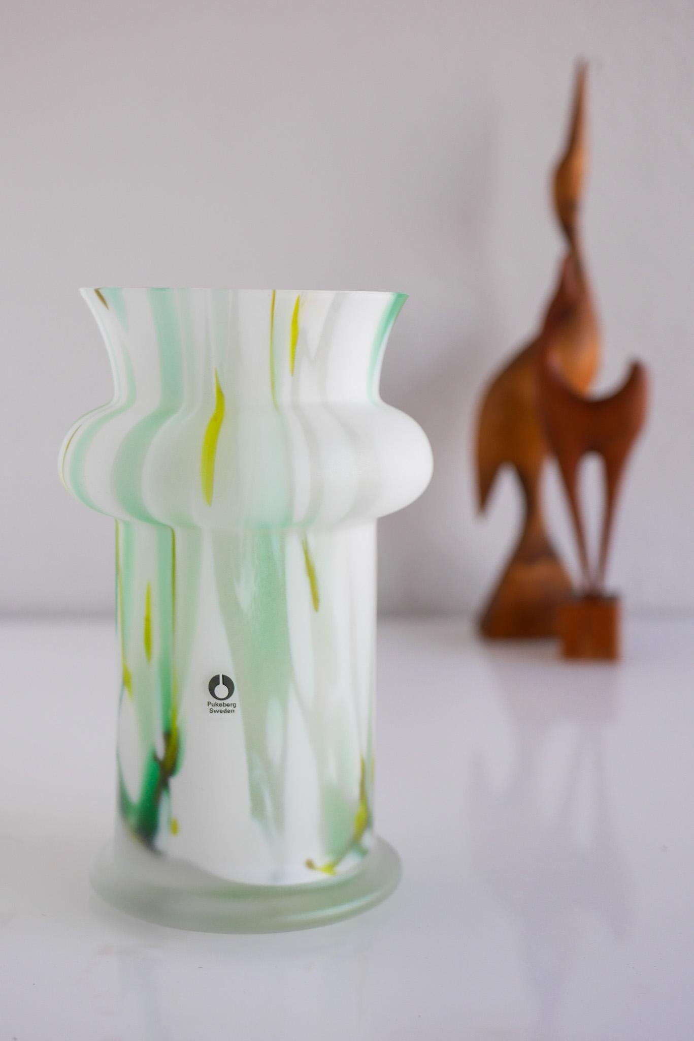 Vaso in vetro opalino multicolore smerigliato di Pukeberg, Svezia in vendita 5