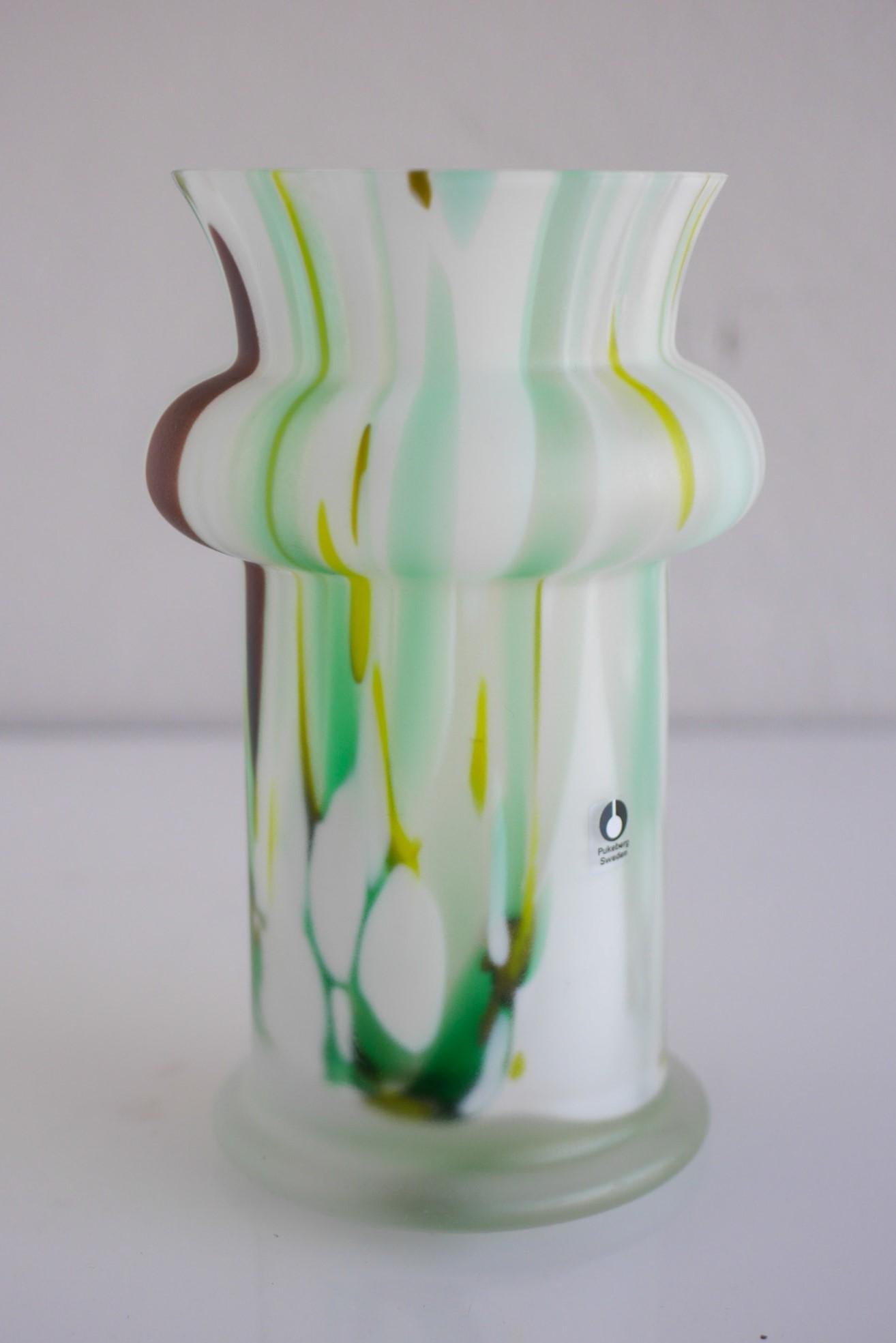 Vaso in vetro opalino multicolore smerigliato di Pukeberg, Svezia in vendita 6