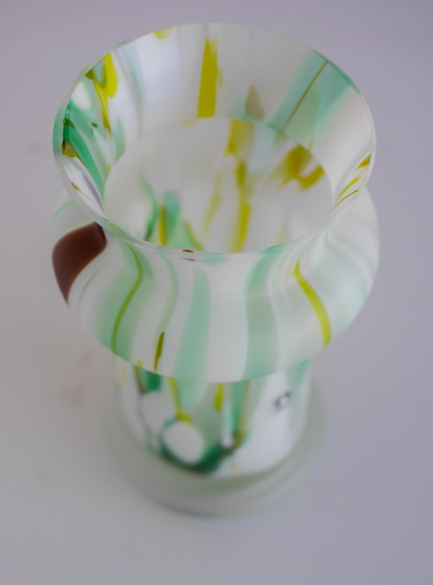 Vaso in vetro opalino multicolore smerigliato di Pukeberg, Svezia in vendita 7