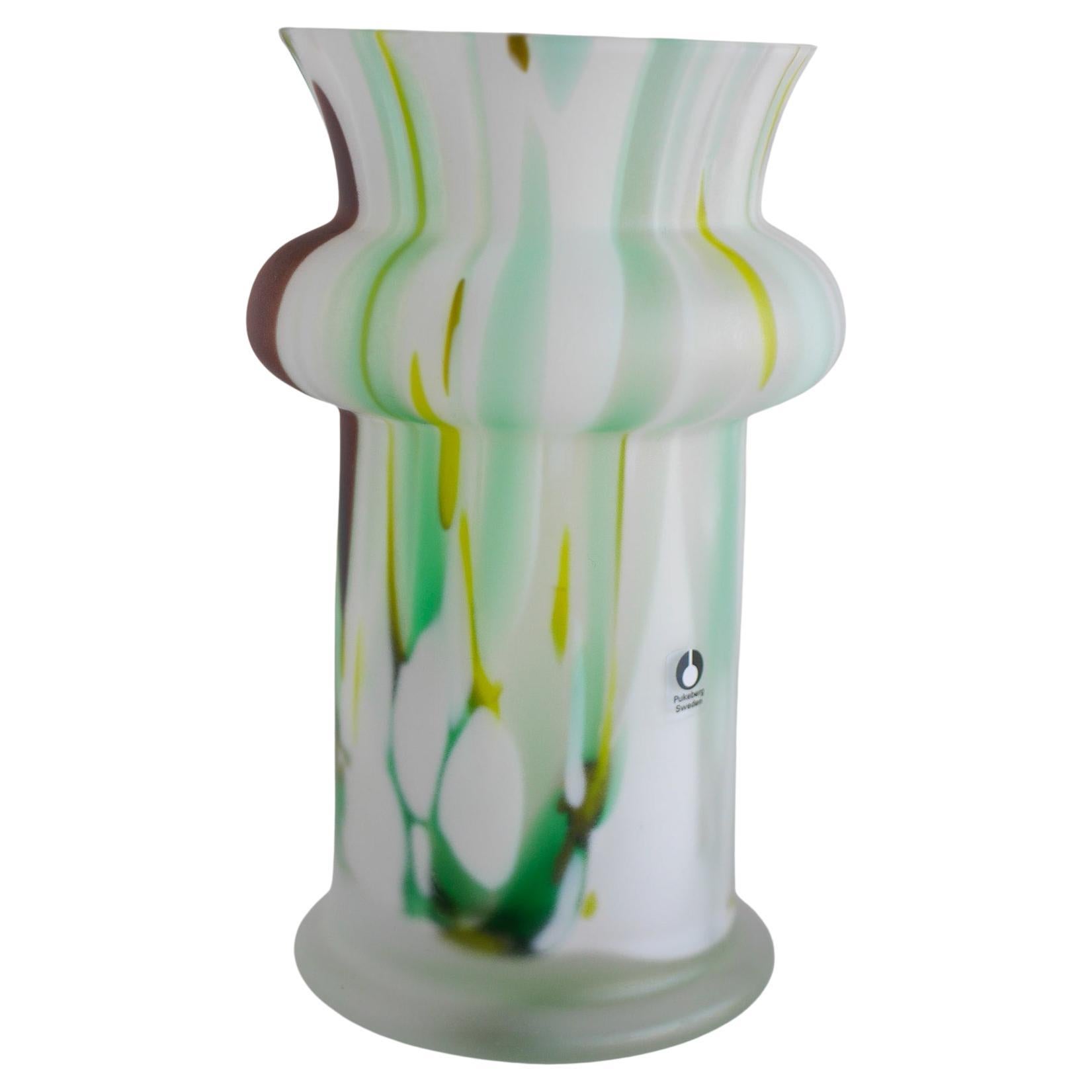 Un fantastico vaso in vetro opalino smerigliato proveniente da Pukeberg, in Svezia. Questo vaso fa parte della collezione Swedish Modern Abstract Art Glass degli anni Ottanta. La forma è fantastica e piuttosto solida, ma sono i colori a rendere