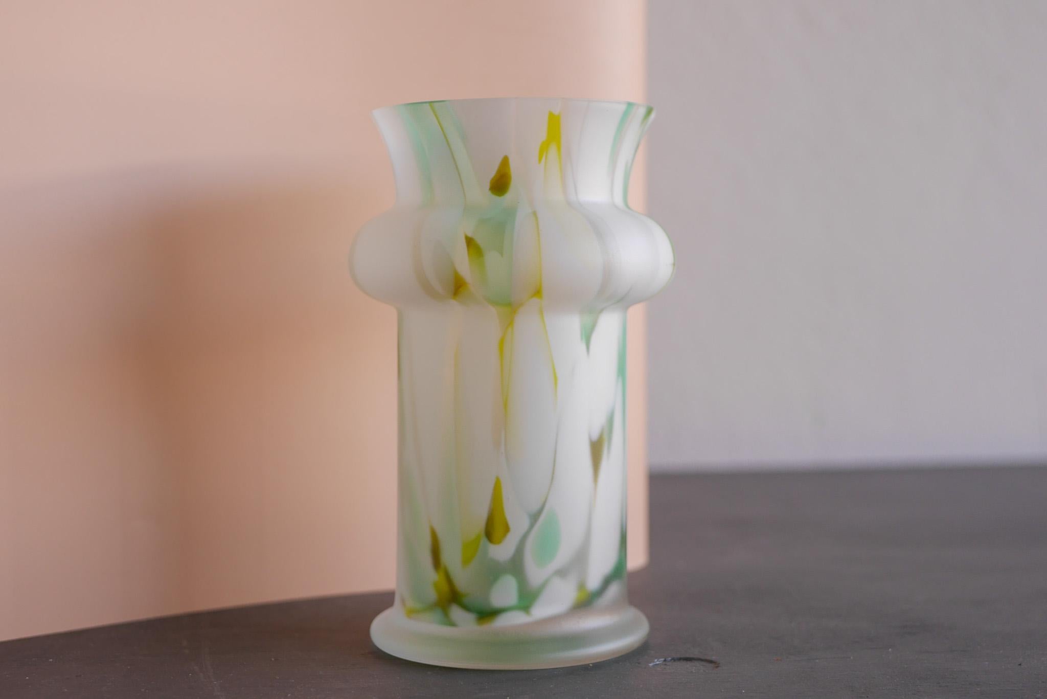 Mid-Century moderno Vaso in vetro opalino multicolore smerigliato di Pukeberg, Svezia in vendita