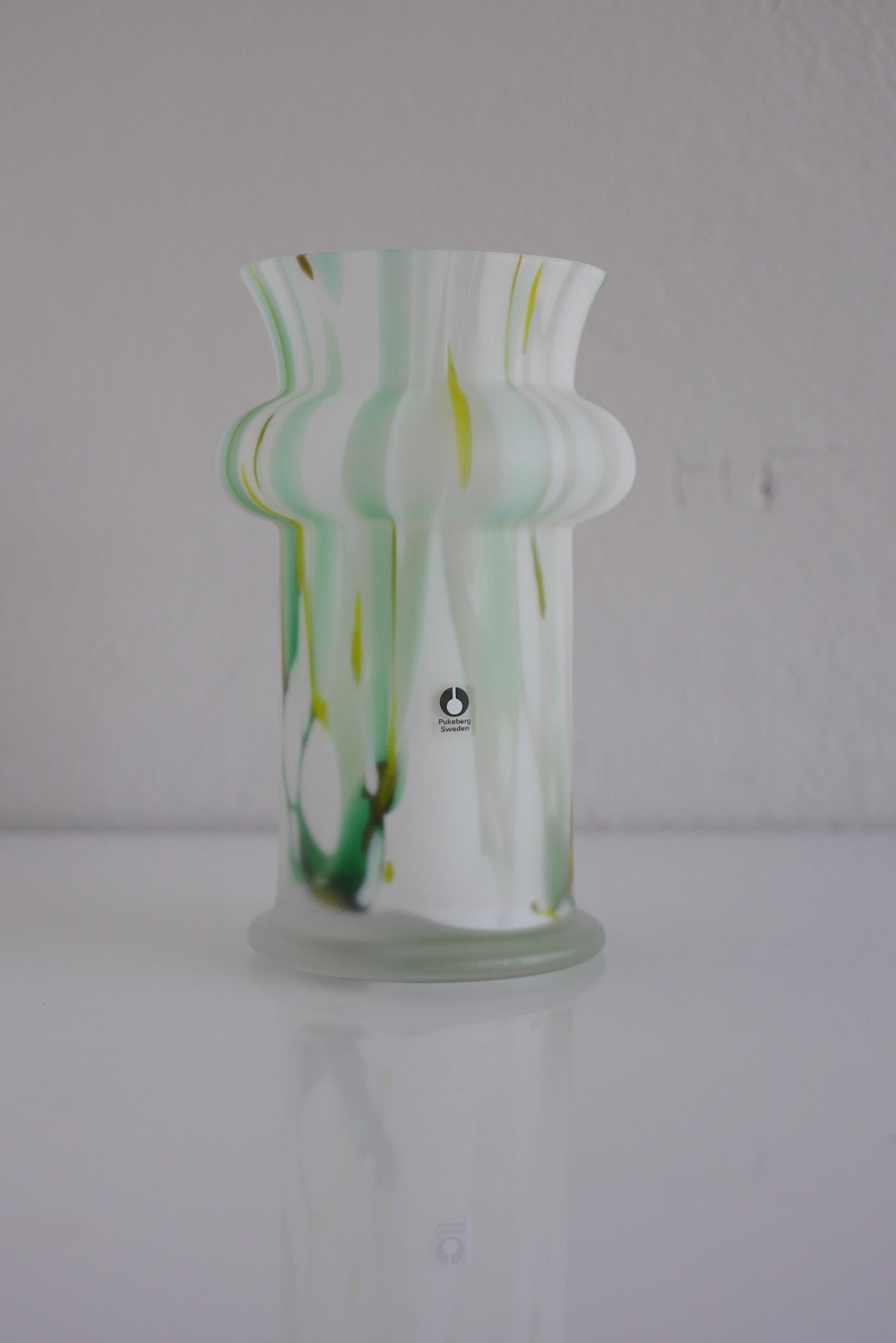 Svedese Vaso in vetro opalino multicolore smerigliato di Pukeberg, Svezia in vendita