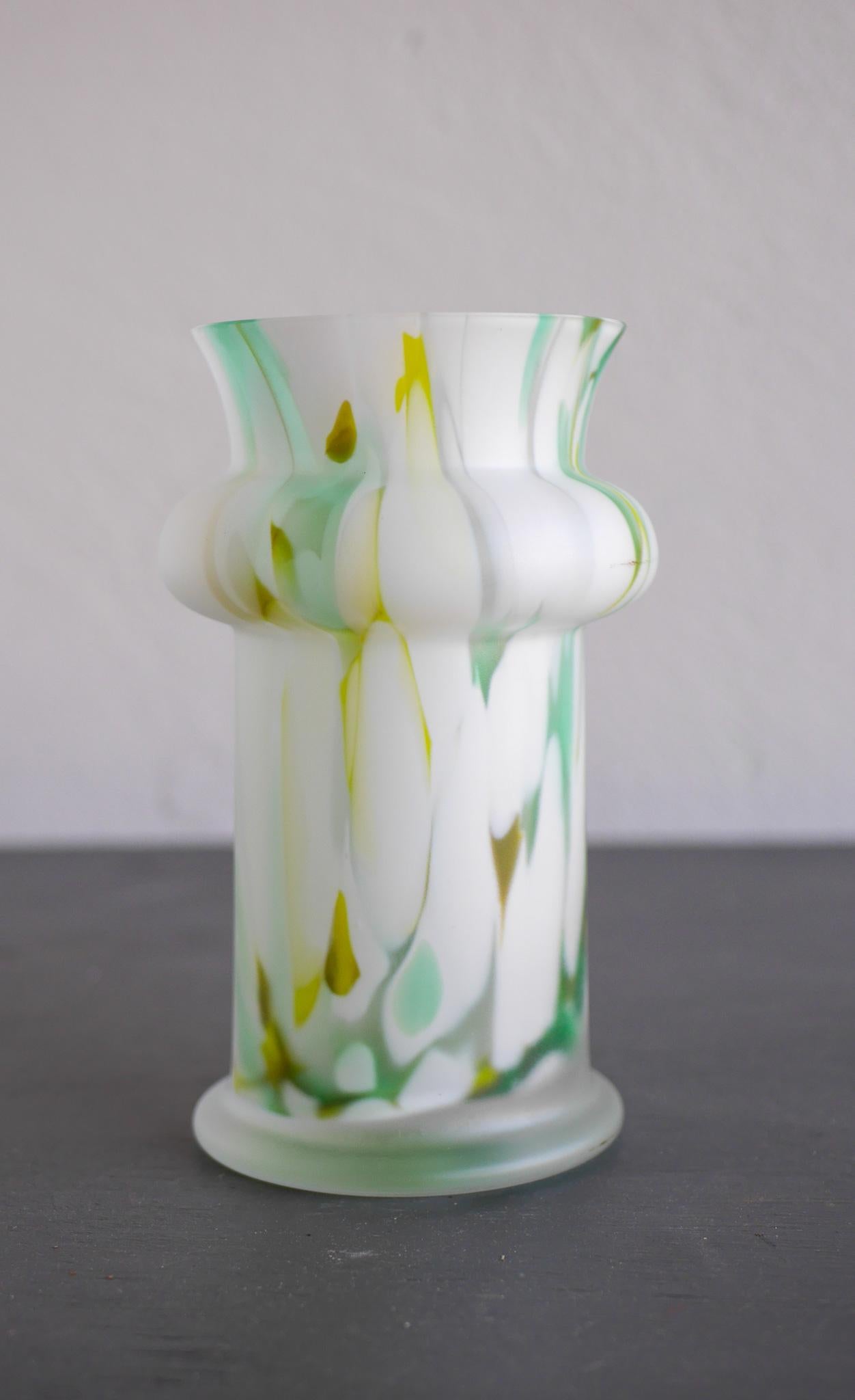 Fine XX secolo Vaso in vetro opalino multicolore smerigliato di Pukeberg, Svezia in vendita