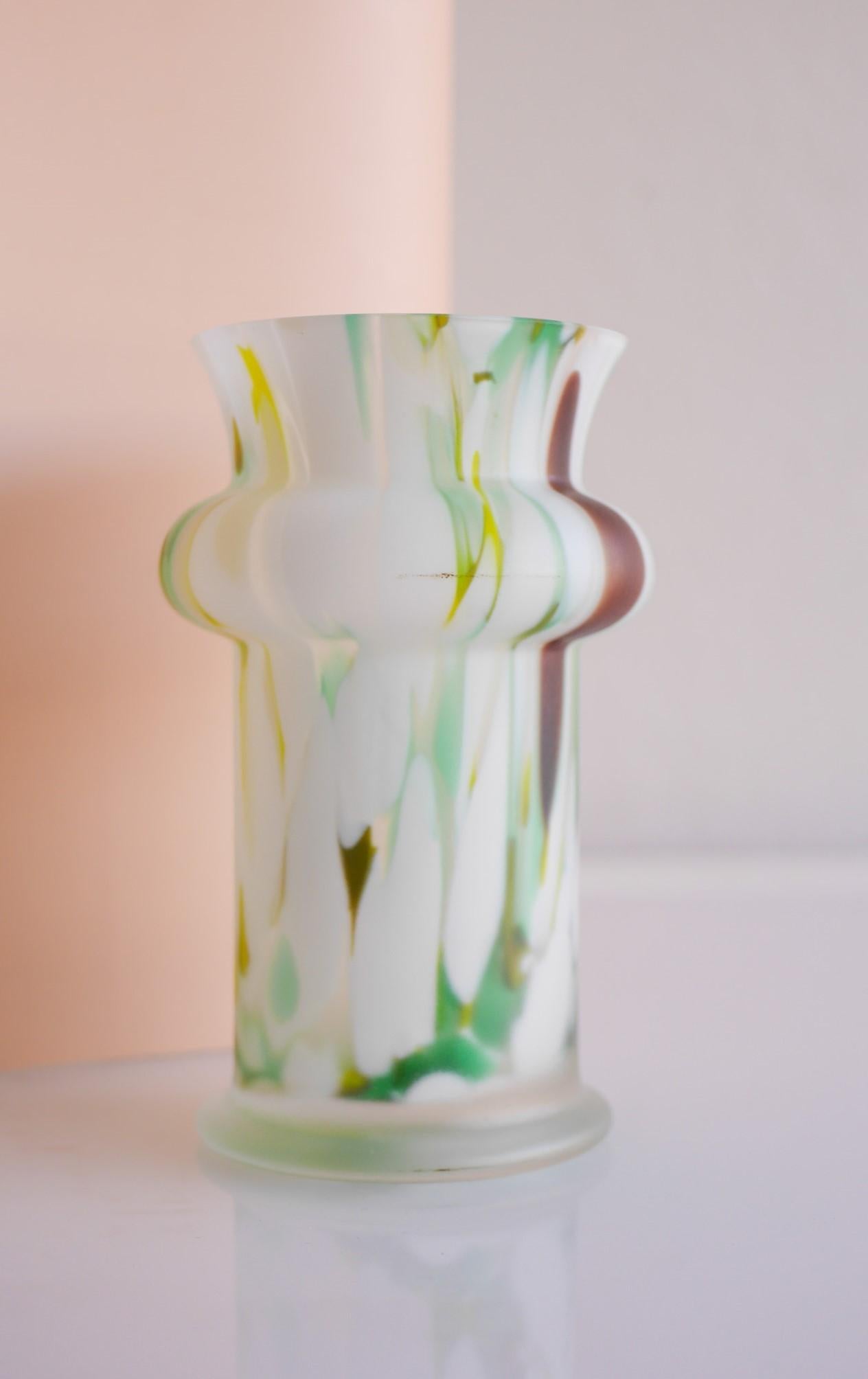 Vaso in vetro opalino multicolore smerigliato di Pukeberg, Svezia in vendita 1