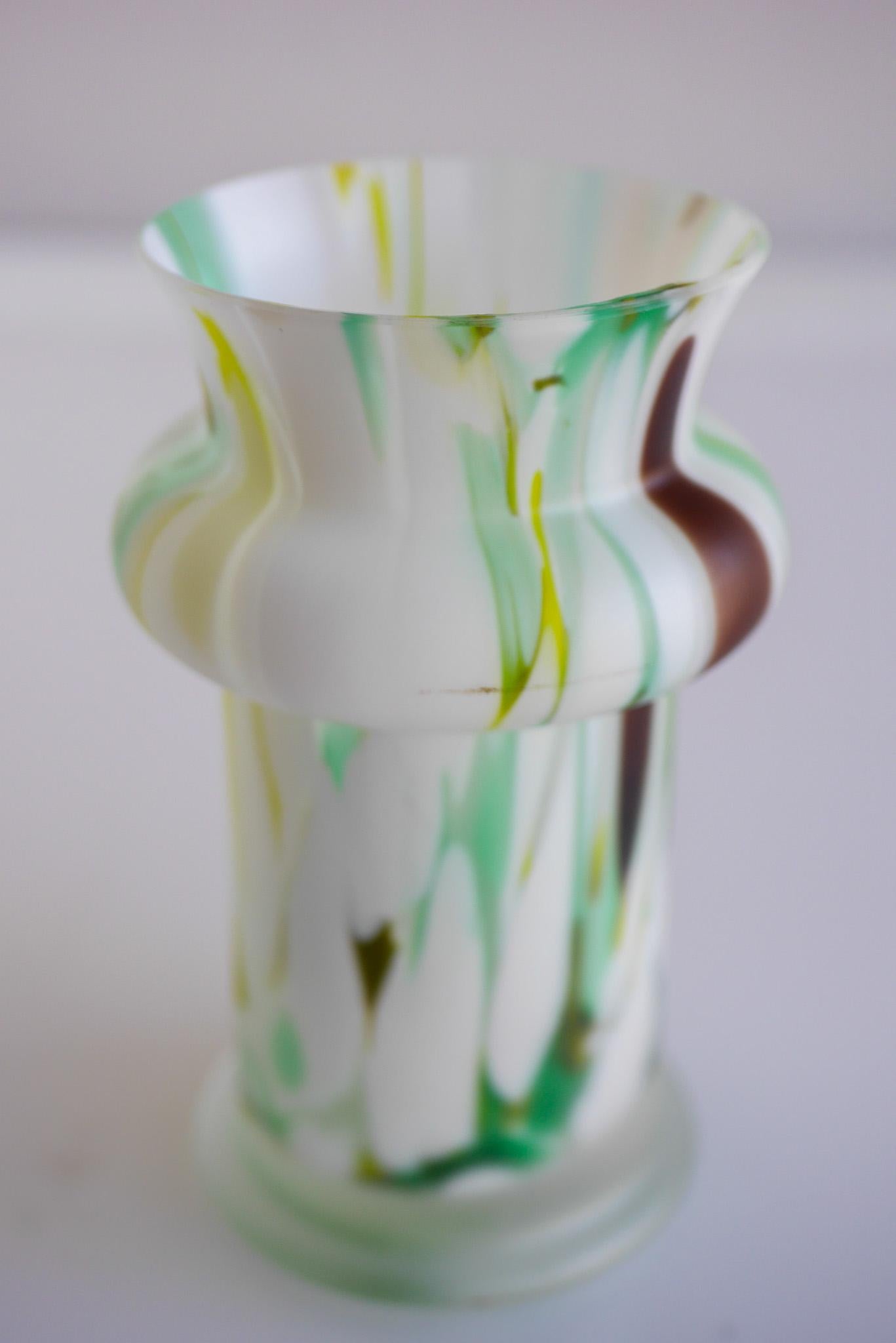 Vaso in vetro opalino multicolore smerigliato di Pukeberg, Svezia in vendita 2