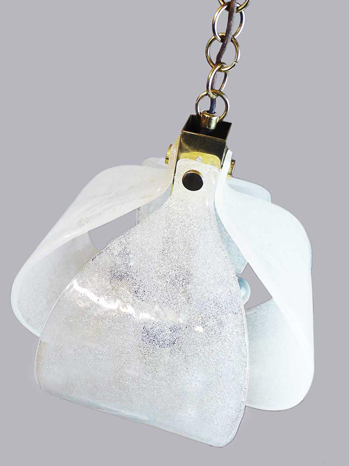 Mid-Century Modern Lustre Tulipe Murano dépoli Pendentif en verre et laiton par Kaiser, Allemagne, années 1970 en vente