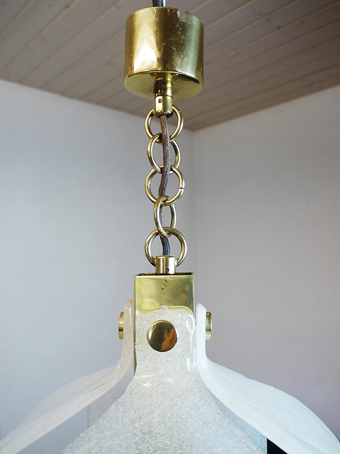 Fait main Lustre Tulipe Murano dépoli Pendentif en verre et laiton par Kaiser, Allemagne, années 1970 en vente