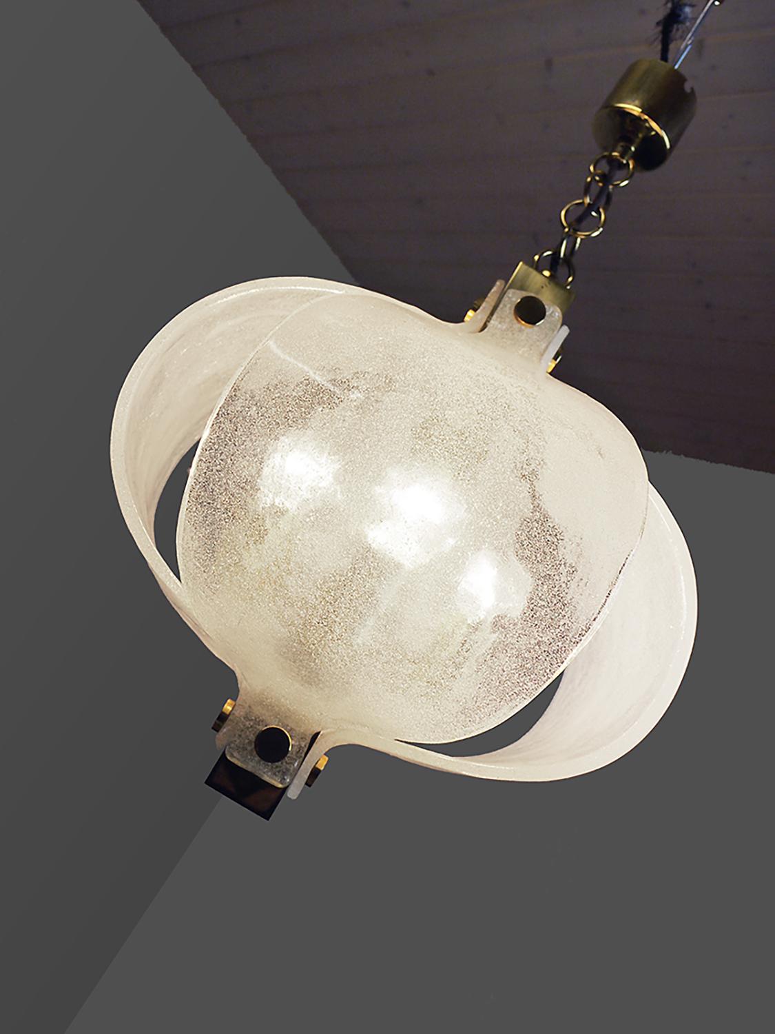 Lustre Tulipe Murano dépoli Pendentif en verre et laiton par Kaiser, Allemagne, années 1970 Bon état - En vente à Niederdorfelden, Hessen
