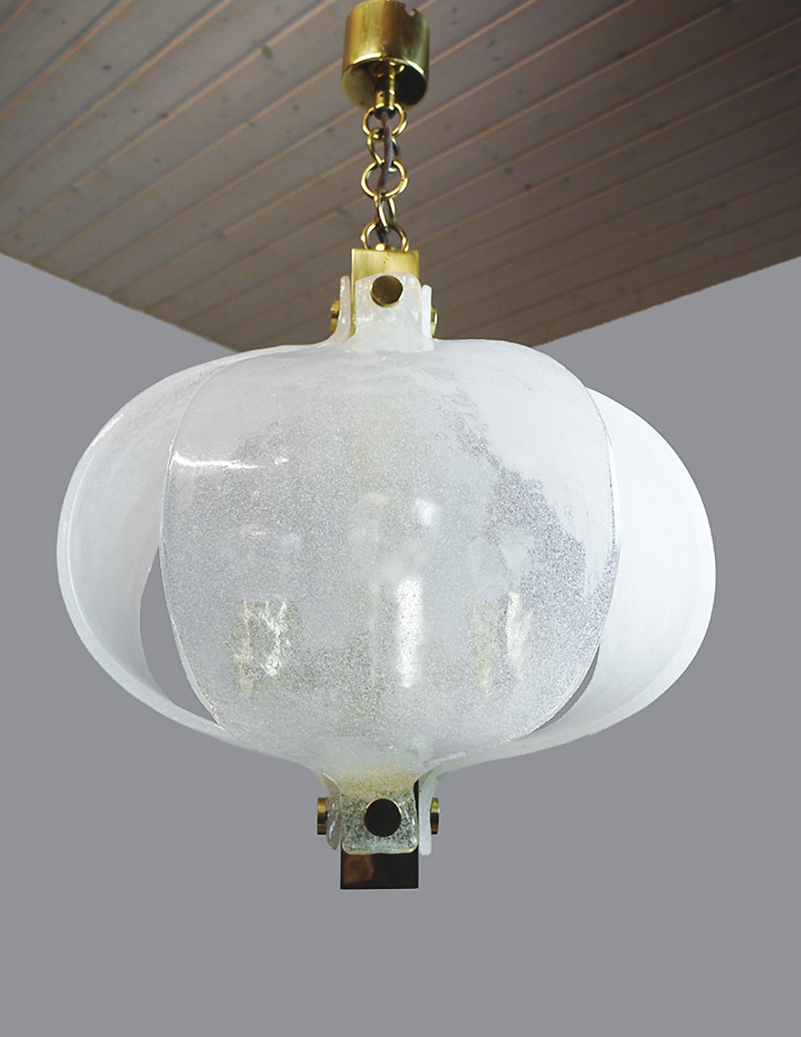 Fin du 20e siècle Lustre Tulipe Murano dépoli Pendentif en verre et laiton par Kaiser, Allemagne, années 1970 en vente