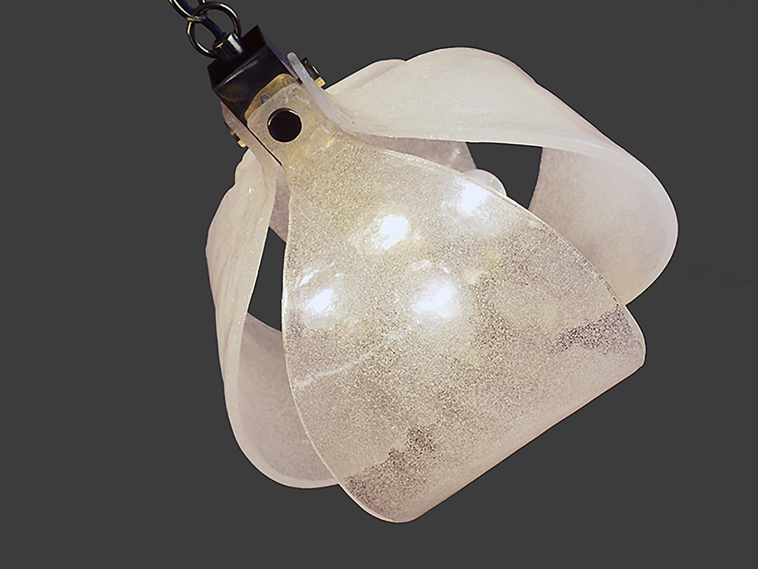 Verre de Murano Lustre Tulipe Murano dépoli Pendentif en verre et laiton par Kaiser, Allemagne, années 1970 en vente