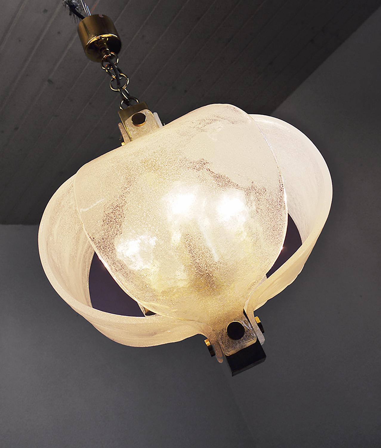 Lustre Tulipe Murano dépoli Pendentif en verre et laiton par Kaiser, Allemagne, années 1970 en vente 1