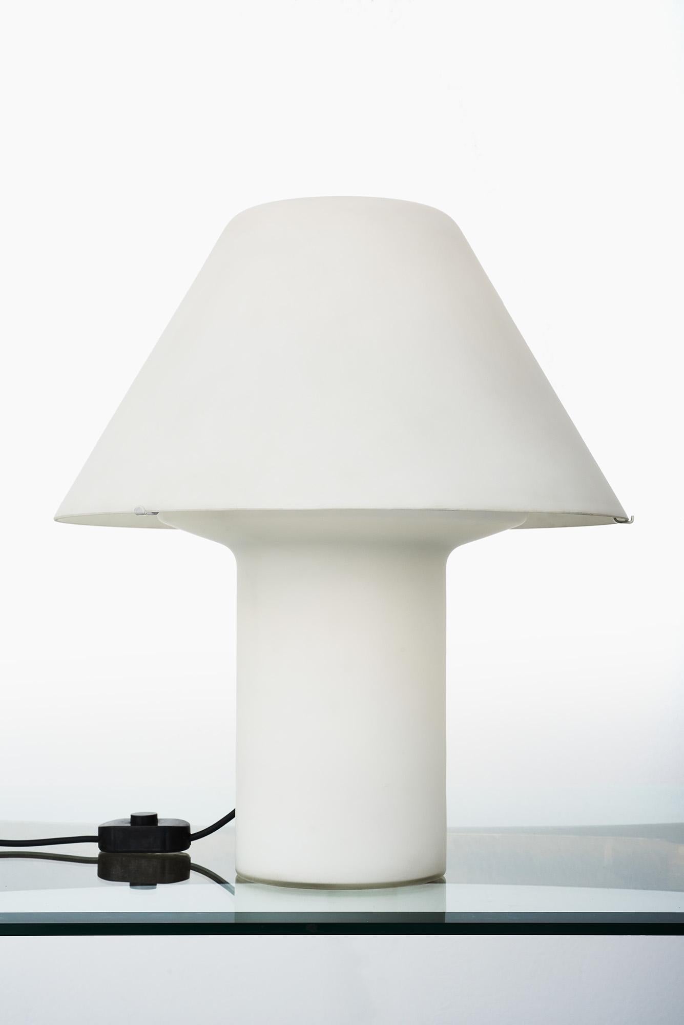 Sleek and chic frosted opal glass mushroom table lamp with Achille & Pier Giacomo Castiglioni switch, Italy 1970s.