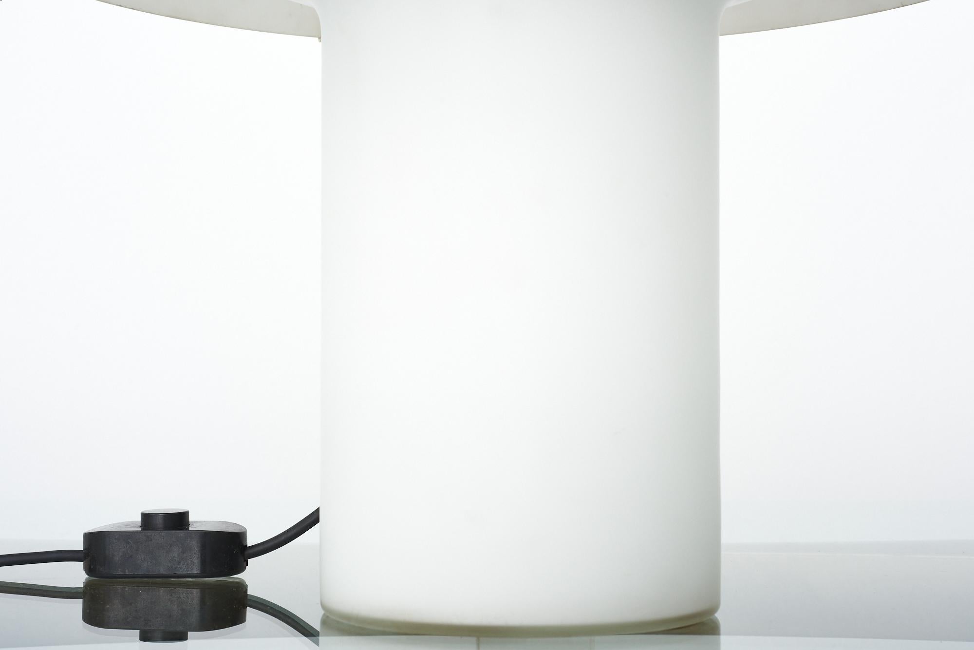 Opalglas-Pilz-Tischlampe, mattiert im Zustand „Gut“ im Angebot in Athens, Attiki