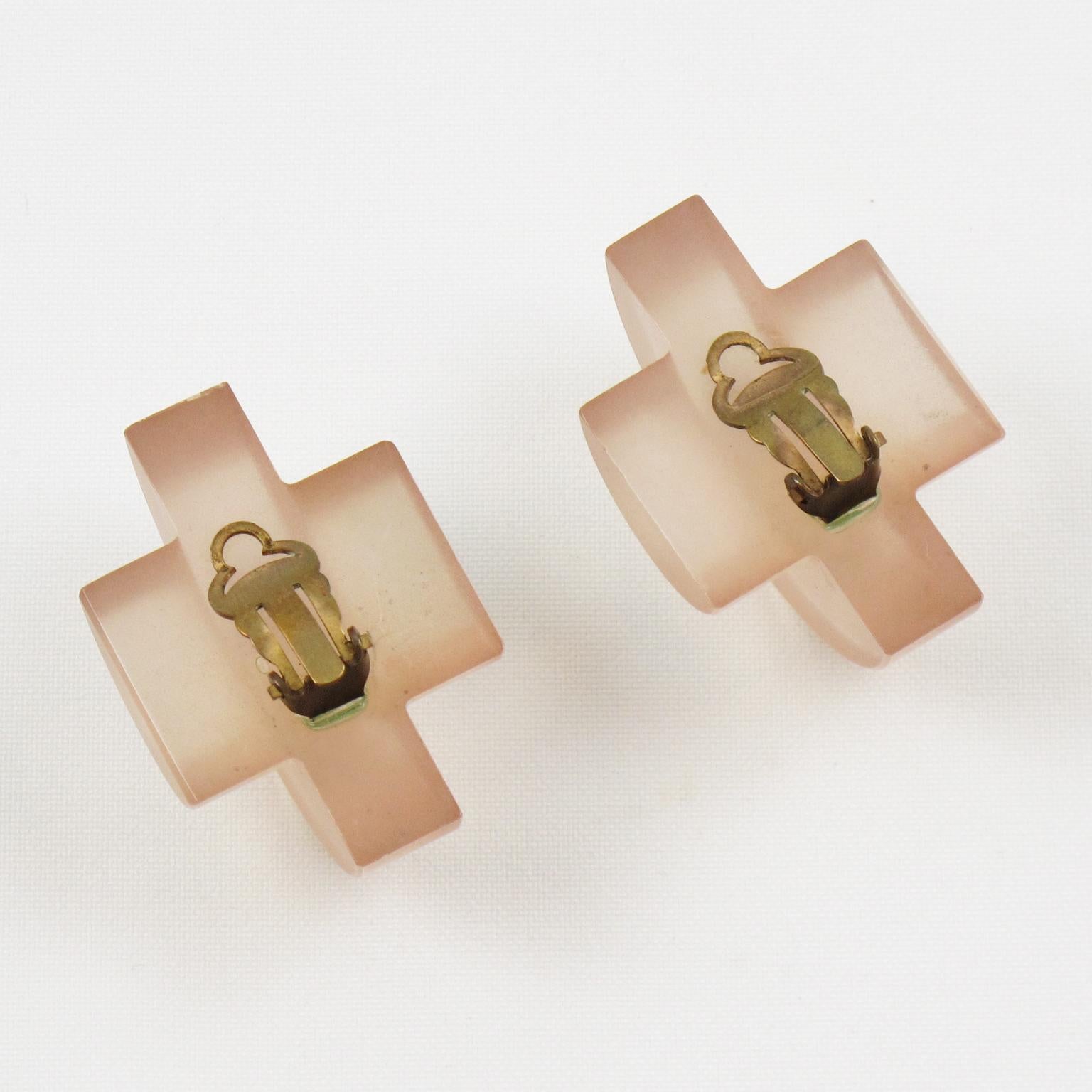 Frosted Pink Nude Lucite Dimensional Clip Earrings In Excellent Condition For Sale In Atlanta, GA